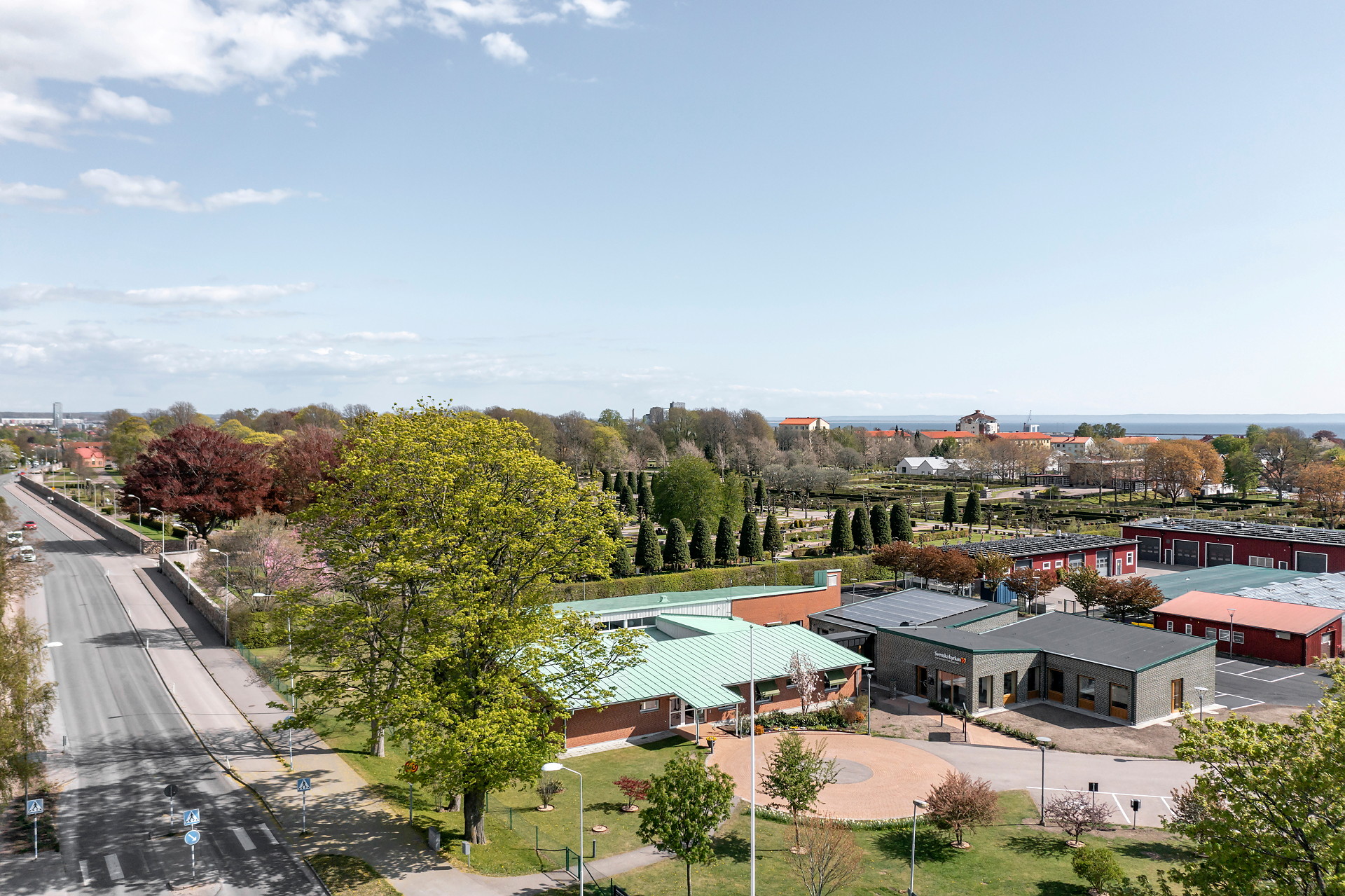 Drönarbild över Halmstads församlings expedition och Västra kyrkogården