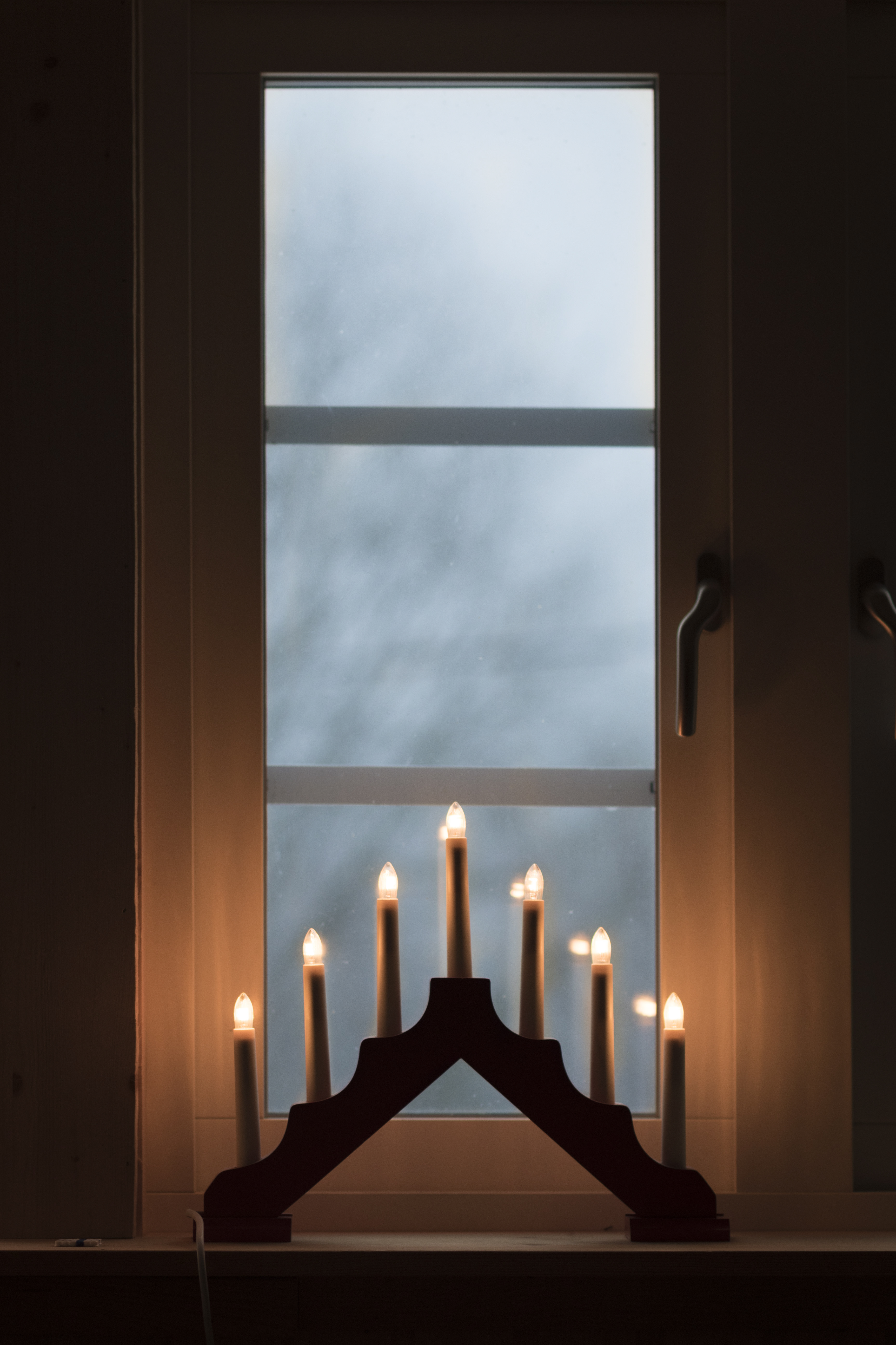Adventsljusstake i fönster