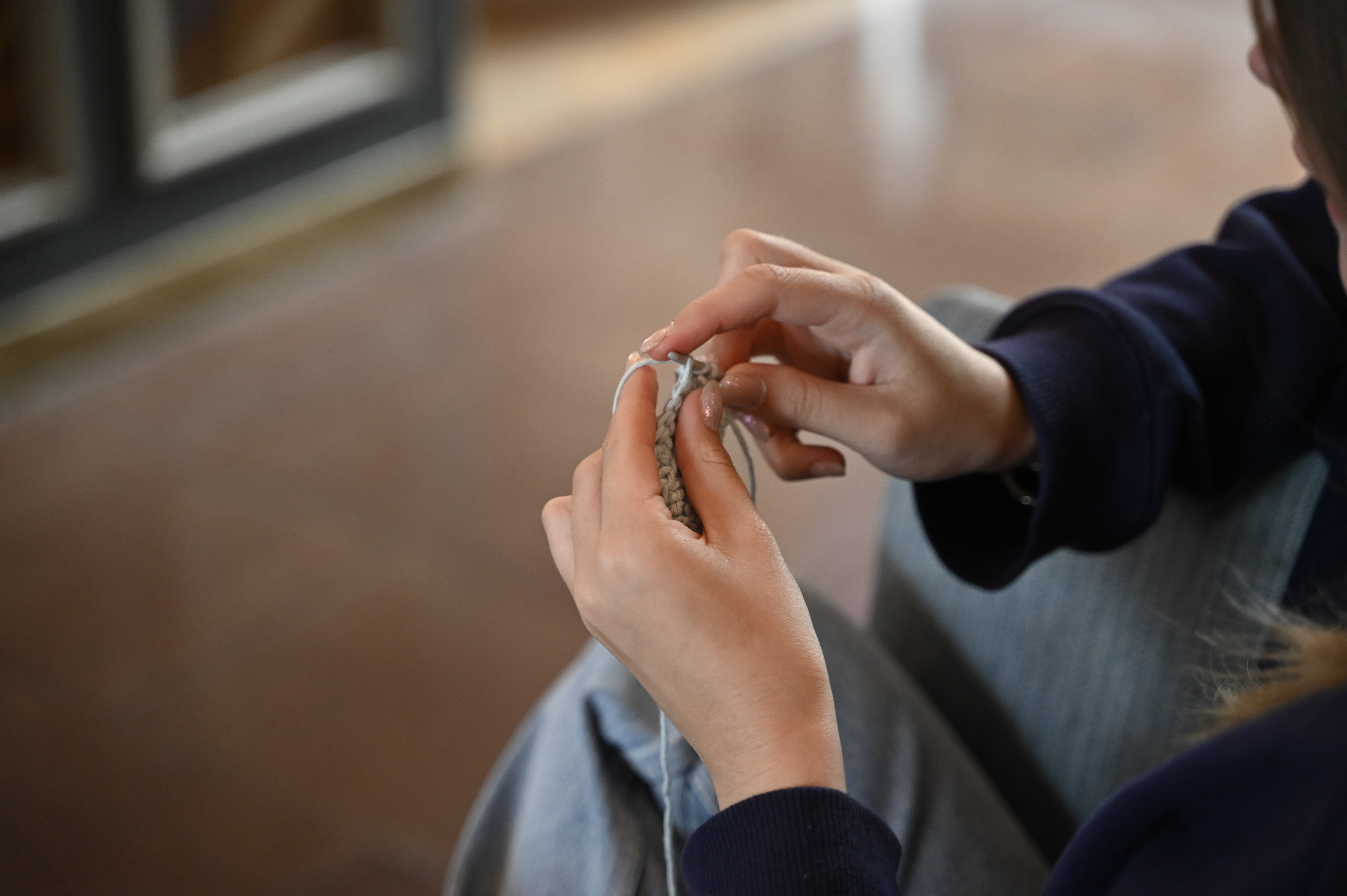 Bild på en tjej som virkar.