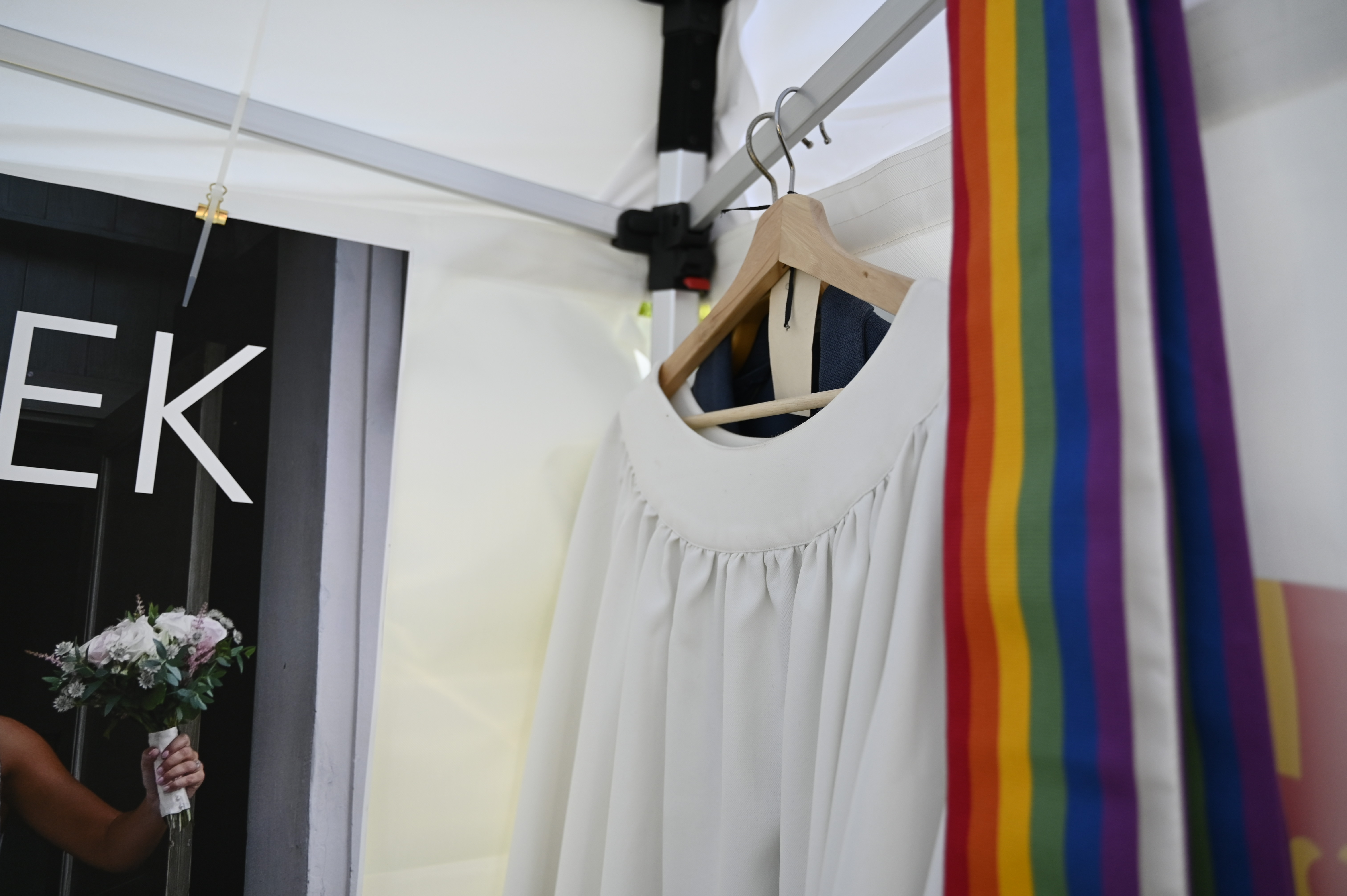 Prästkläder med prideflagga