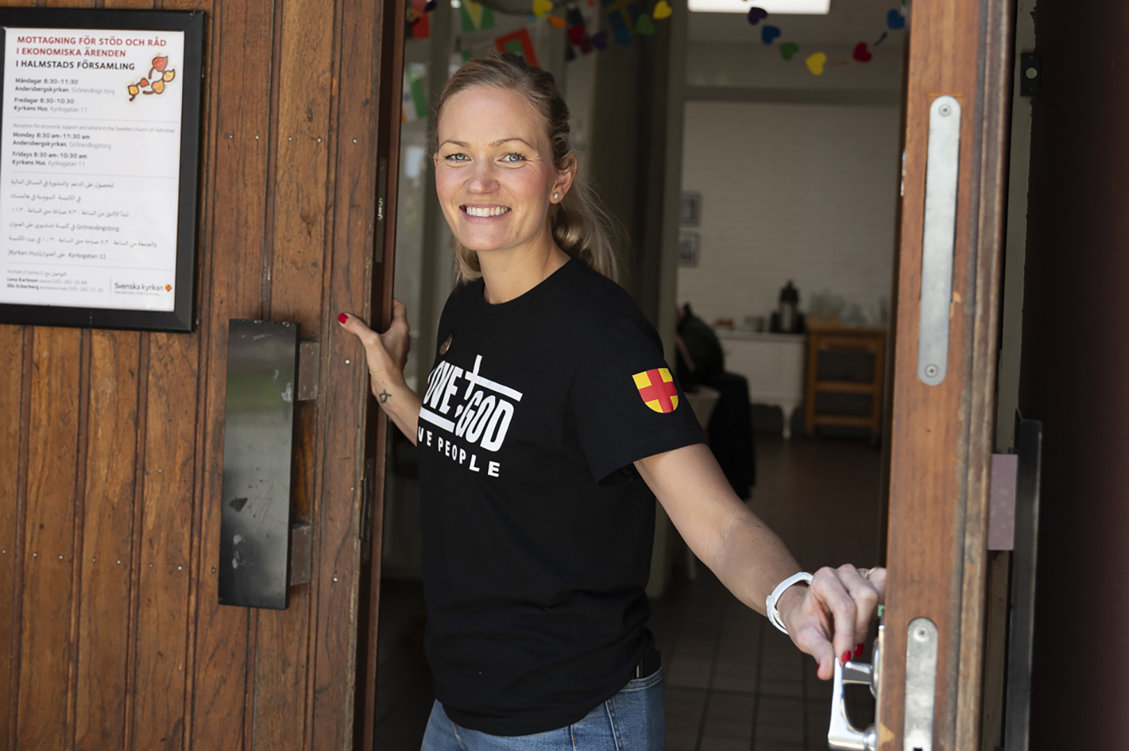 En leende kvinna som möter dig i dörren