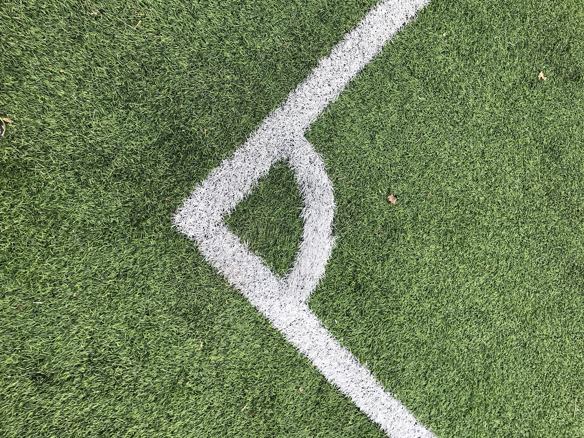 En hörna från en fotbollsplan blickar framåt som ett öga