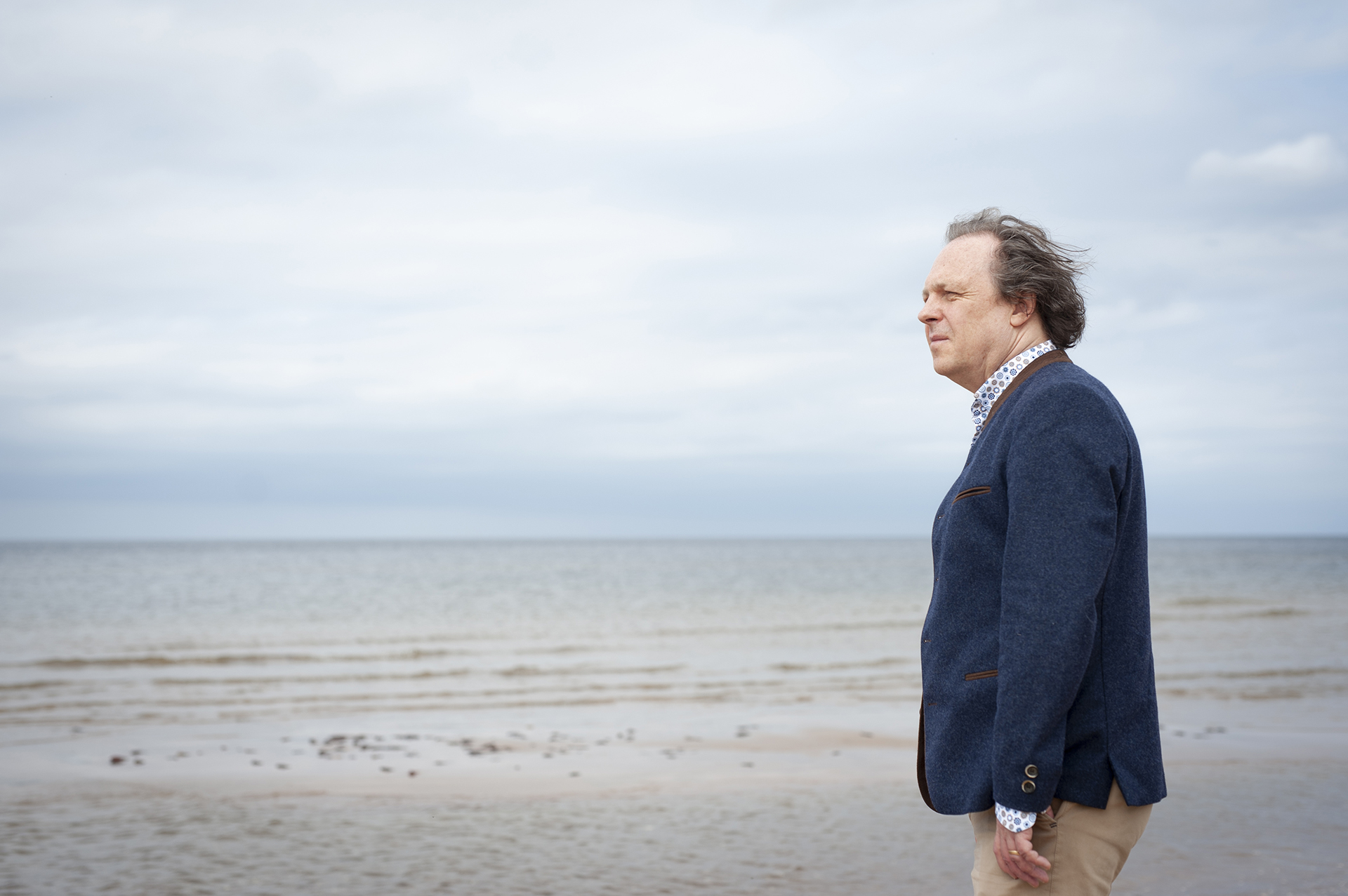 Tommie Haglund ser ut över havet