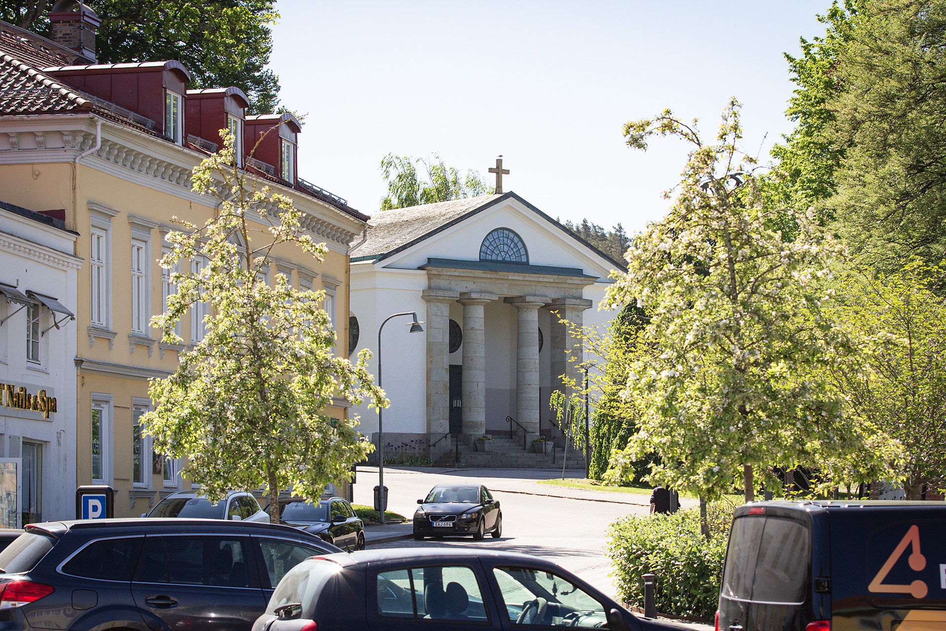 Uddevalla kyrka sedd från Kungstorget.