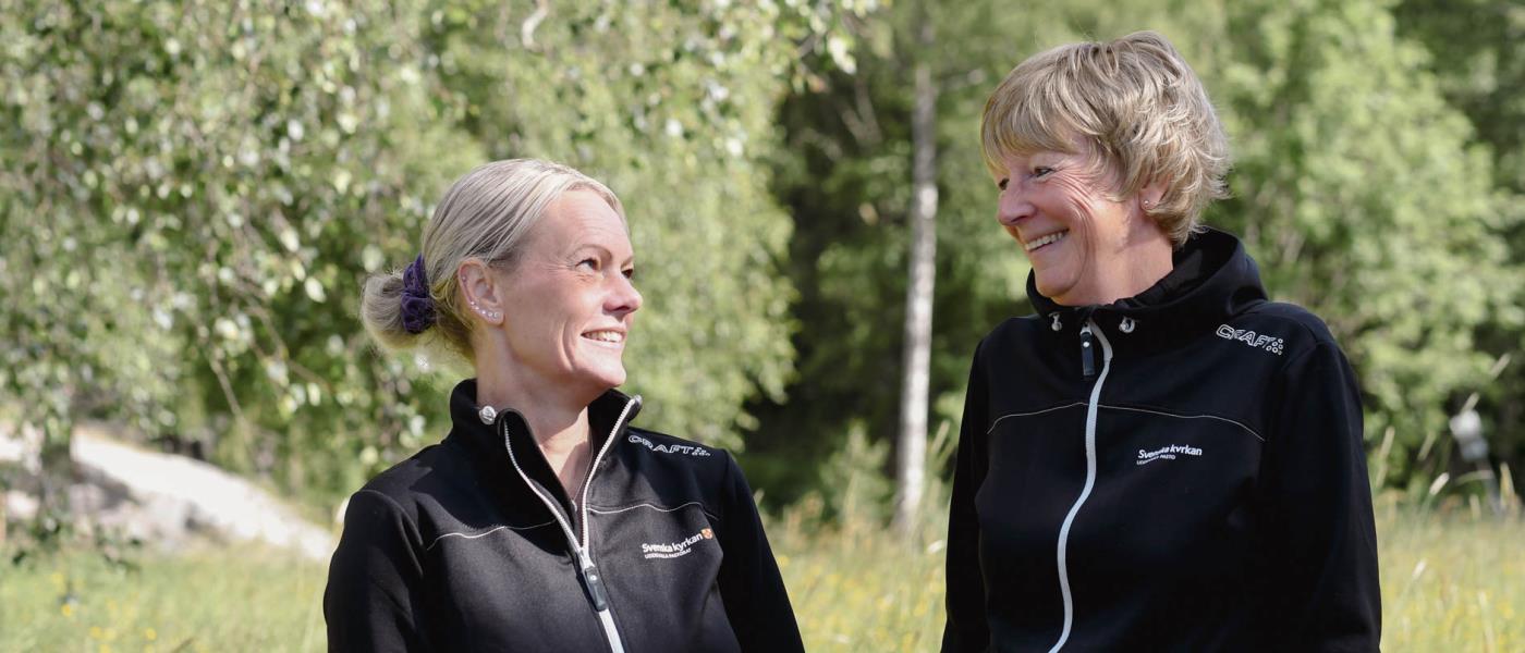 Två av medarbetarna på kyrkogårdsexpeditionen leendes i försommargrönska.