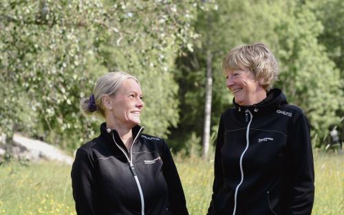 Två av medarbetarna på kyrkogårdsexpeditionen leendes i försommargrönska.