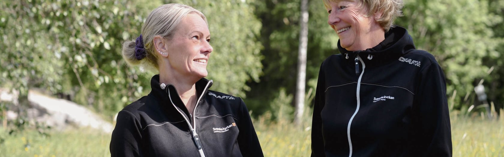Två av medarbetarna på kyrkogårdsexpeditionen leendes i försommargrönska.