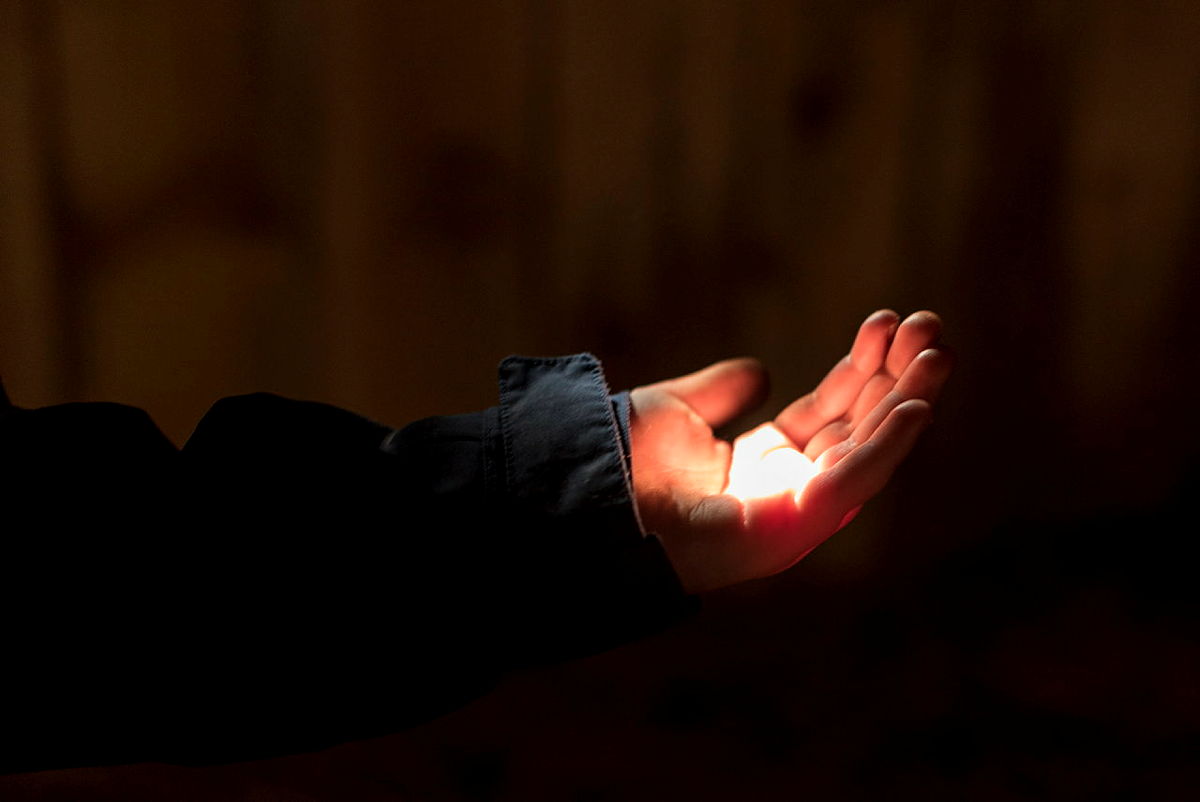 Ljus som fångas i en hand