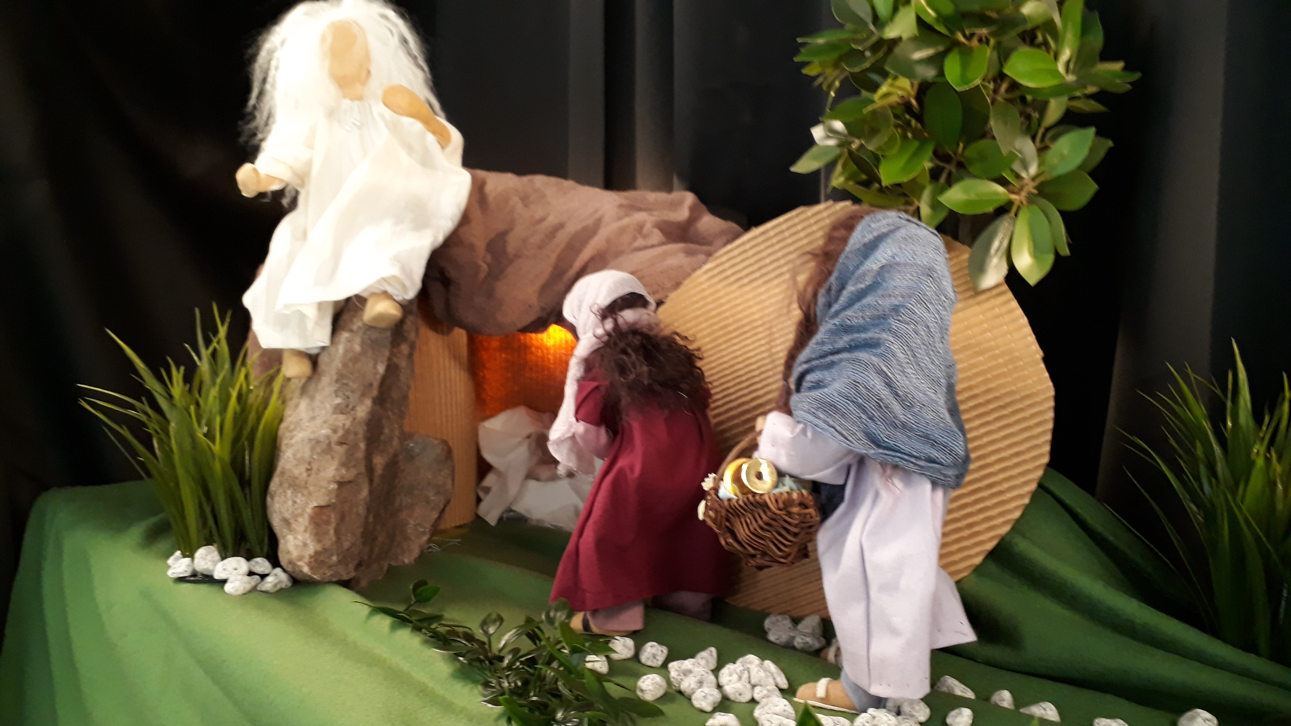 Bibliska figurer - ängel och två kvinnor vid tom grav med bortrullad sten.