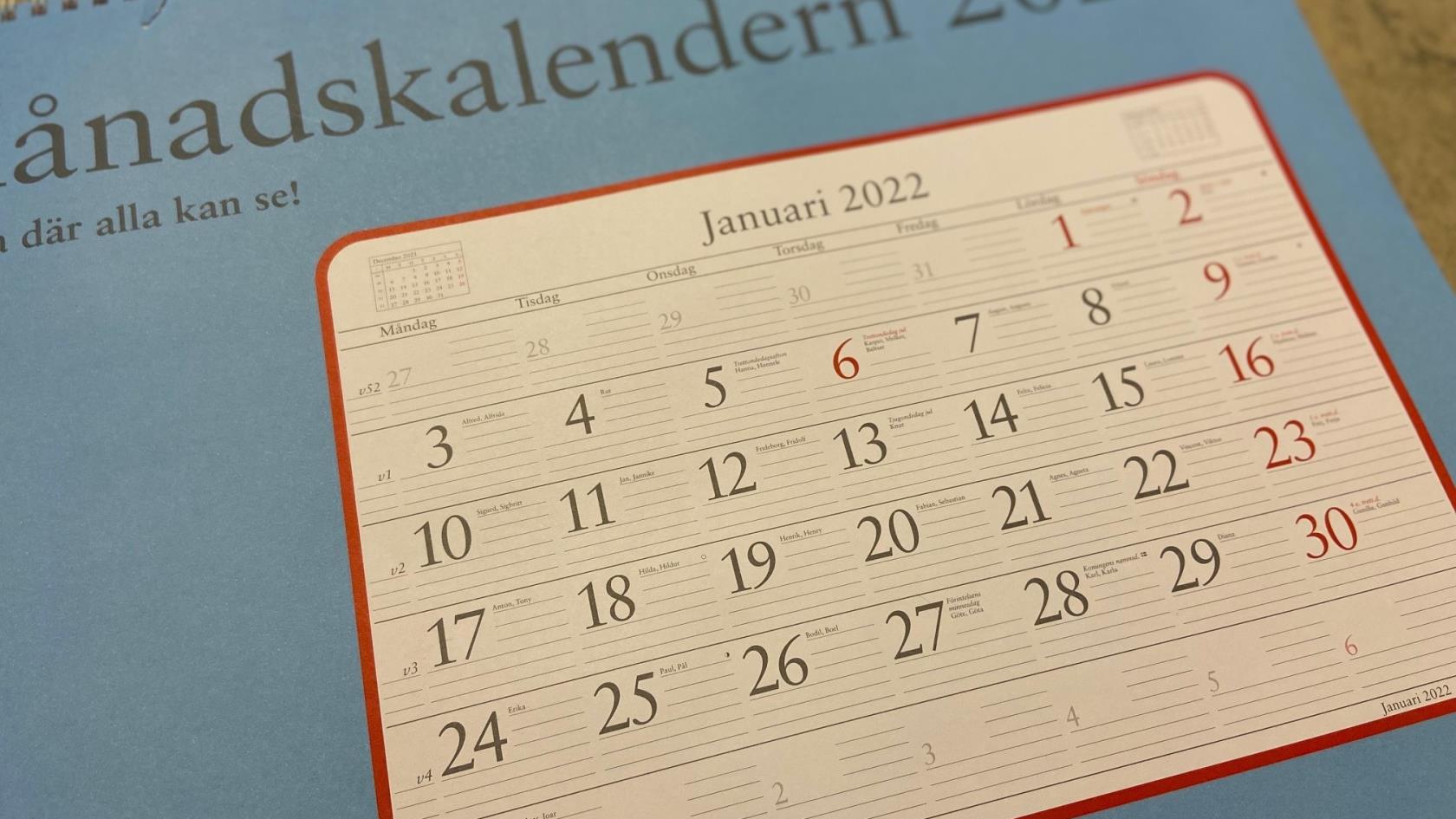 En framsida på en stor månadskalender.