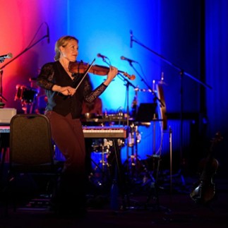 Julia Sandwall spelar fiol