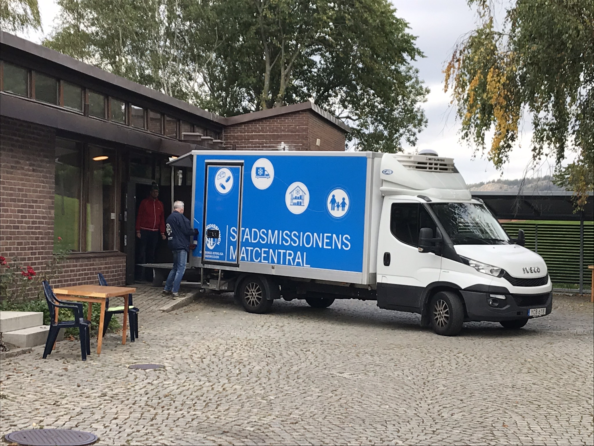 Göteborgs kyrkliga stadsmissions buss levererar mat till Fässbergs försalingshem. 