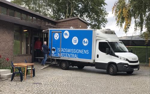 Göteborgs kyrkliga stadsmissions buss levererar mat till Fässbergs försalingshem. 