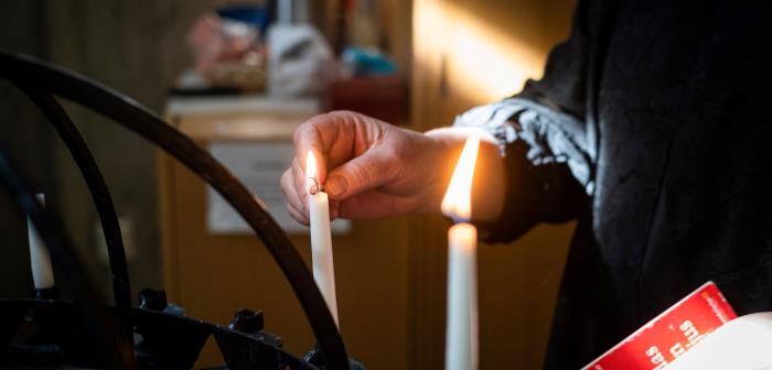 Just nu kan vi inte ses på fysisk gudstjänst men kyrkorna är ändå öppna för ljuständning, samtal och personlig andakt. Här hittar du öppettiderna.