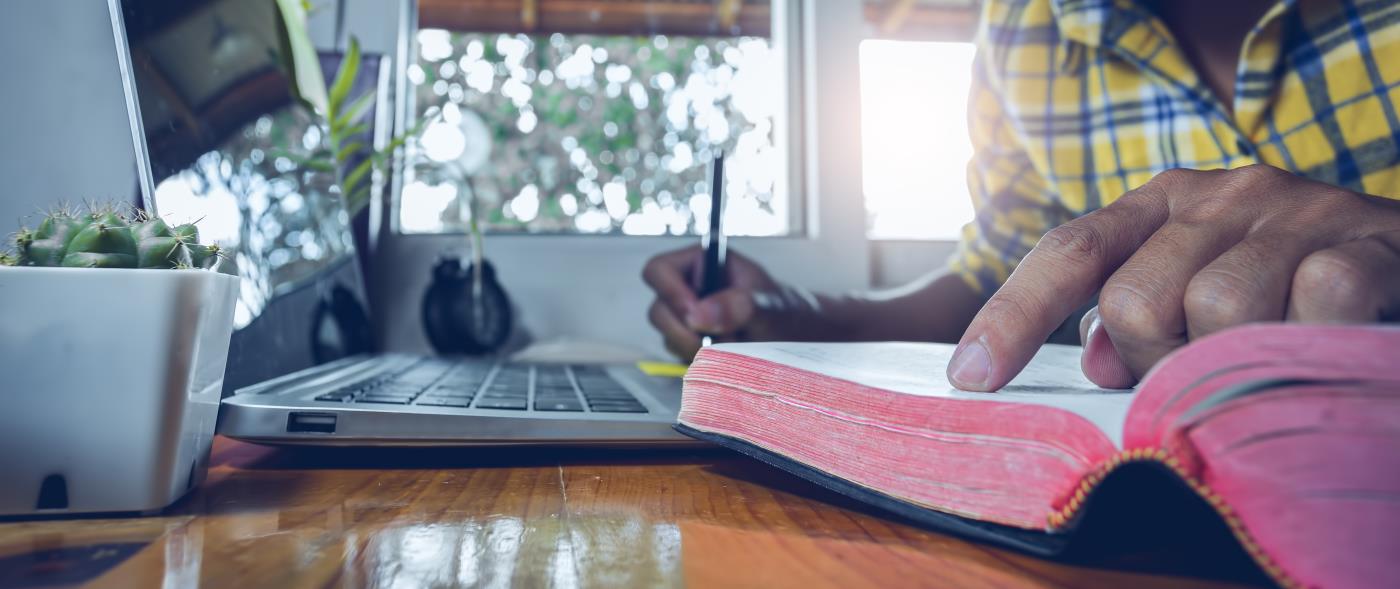 Även om vi inte kan mötas i kyrkans hus just nu kan vi ändå dela gemenskap genom gudstjänster, andakter och andra digitala sändningar. Här hittar du länkar till församlingarnas digitala sidor.