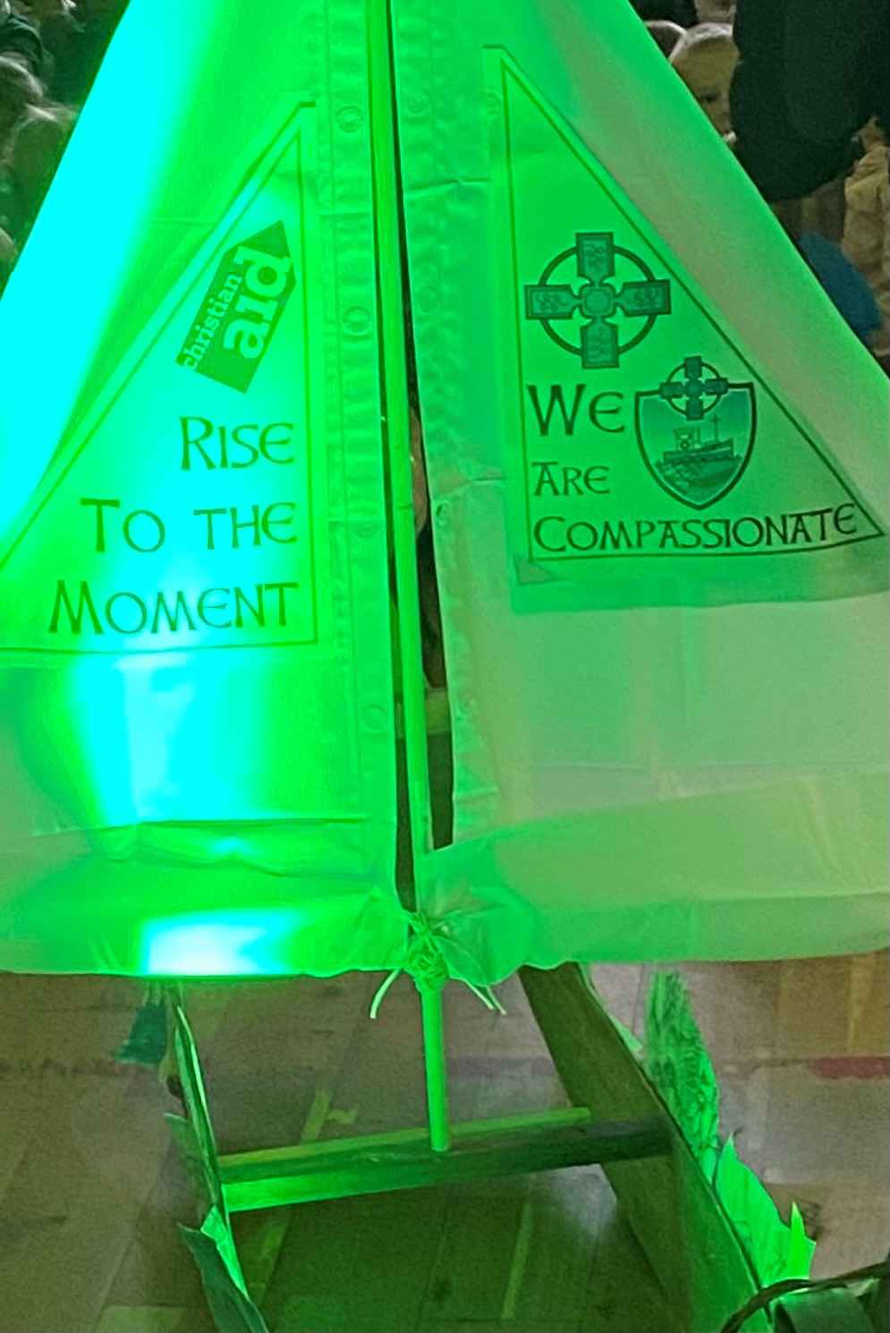 Från den fina skolan. Vi fick lova att inte publicera några bilder på barnen. De hade gjort en framtidsbåt. På seglet står det: "Rise to the moment" och "We are compassionate".