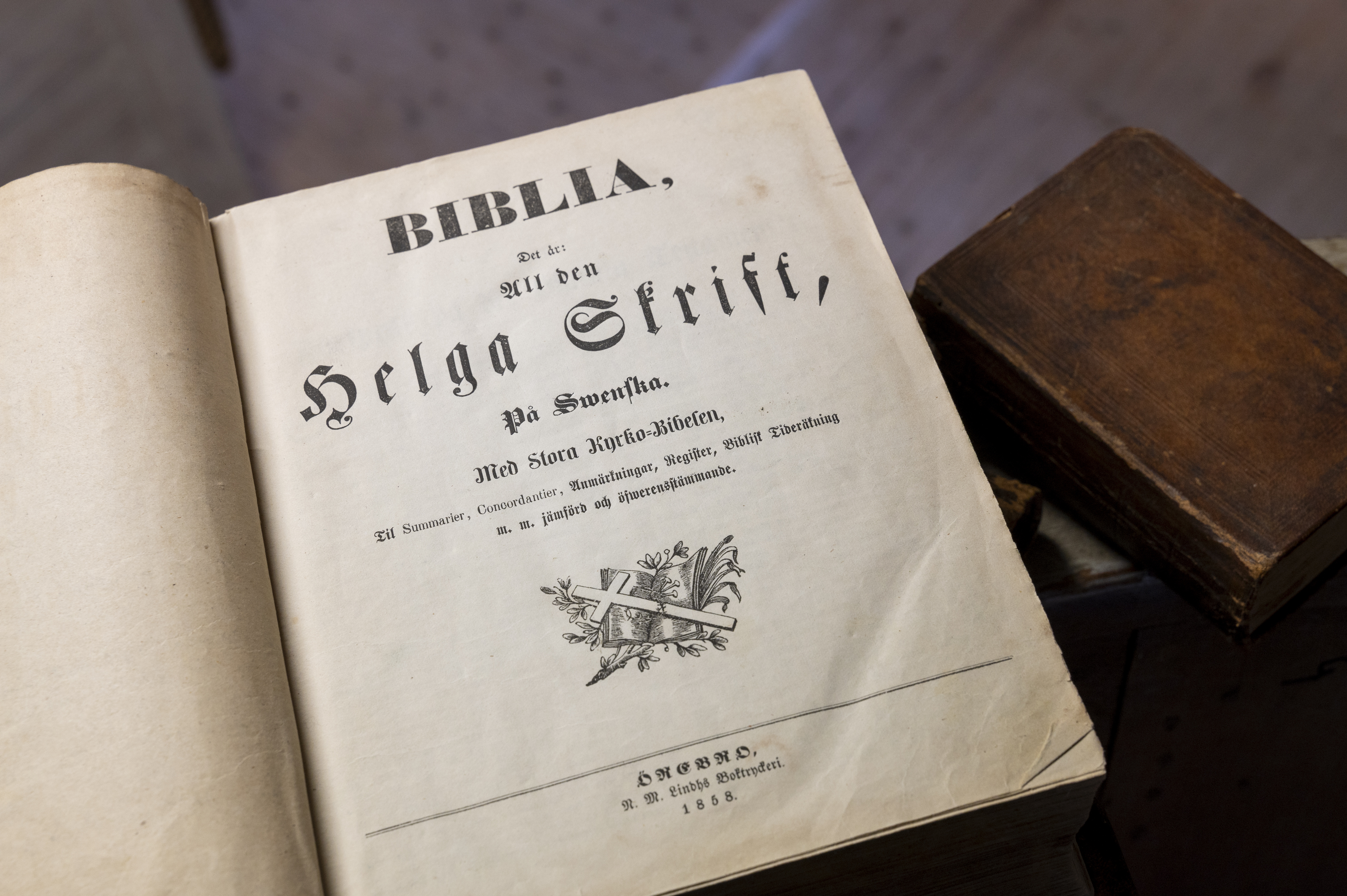 Insidan på en gammal bibel, gammaldags skrift.