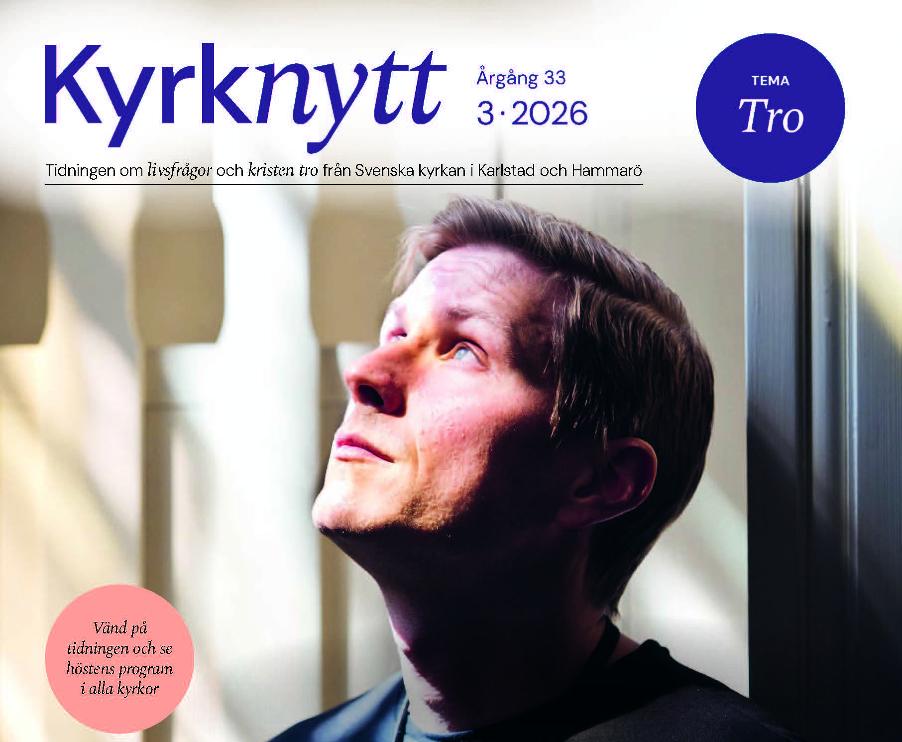 Kyrknytts framsida med Kyrknytts huvud och en bild på en man som tittar upp mot ett fönster med mycket ljusinsläpp.