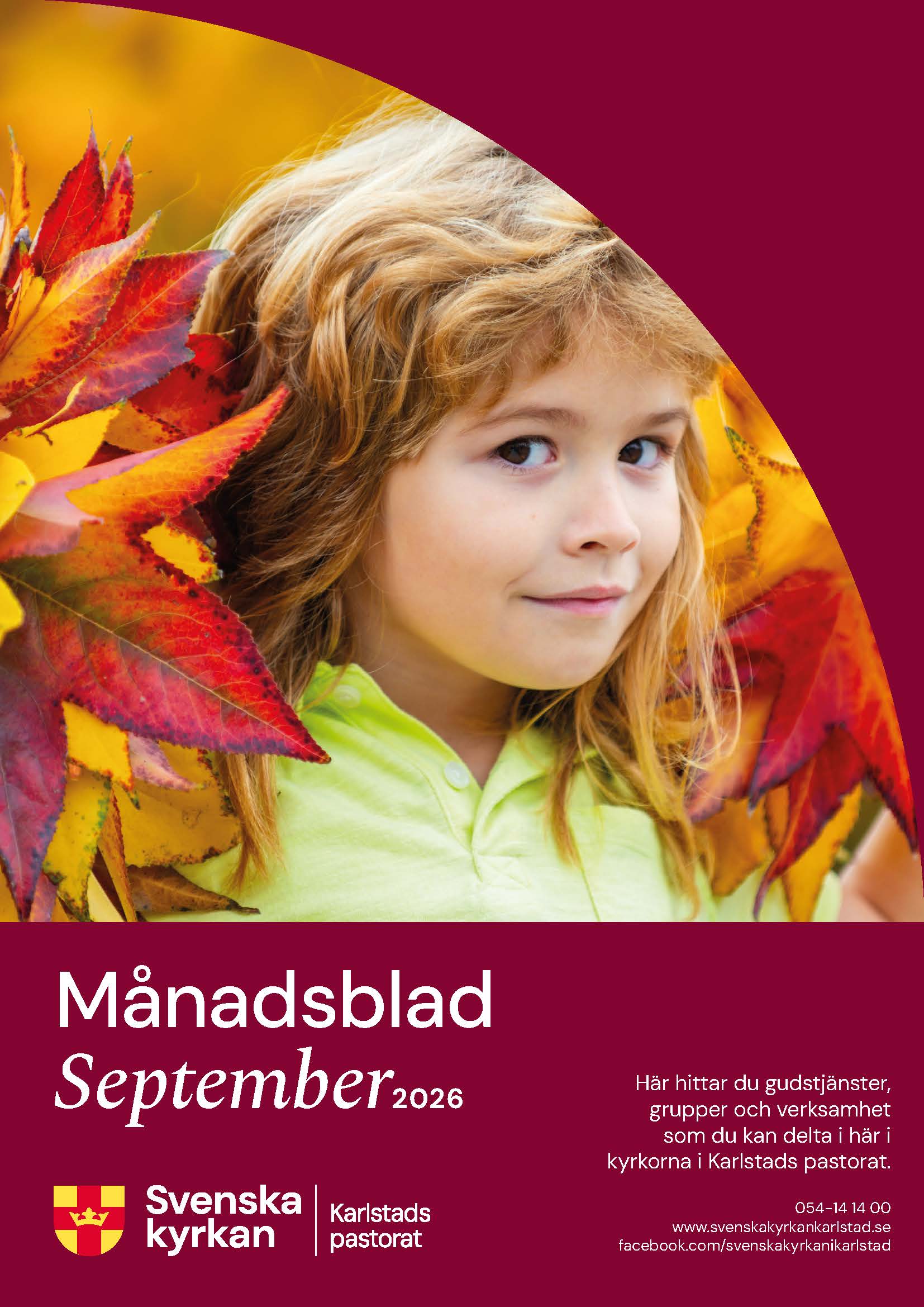 Ett barn omringat av höstlöv