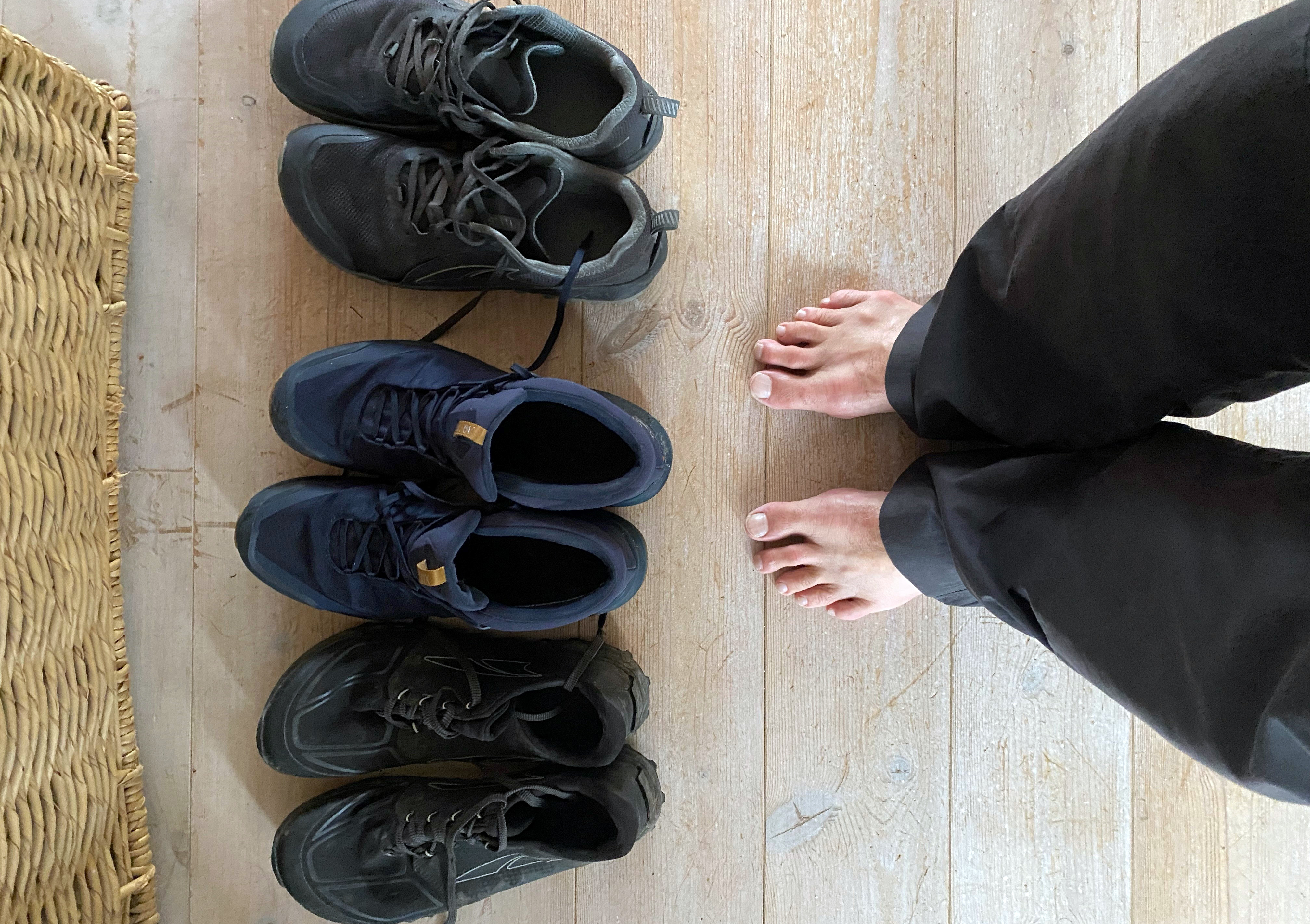 "Här är skorna jag går i och mina fötter som numer ber nästan ständigt - eftersom jag ser  hela vand- ringen som en sorts bön".