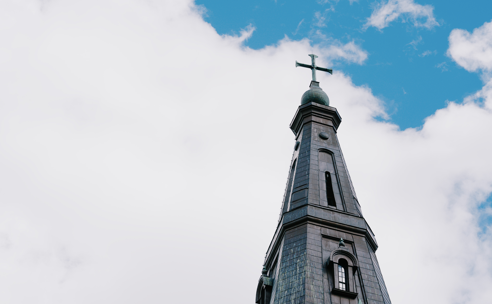 Domkyrkans torn mot blå himmel