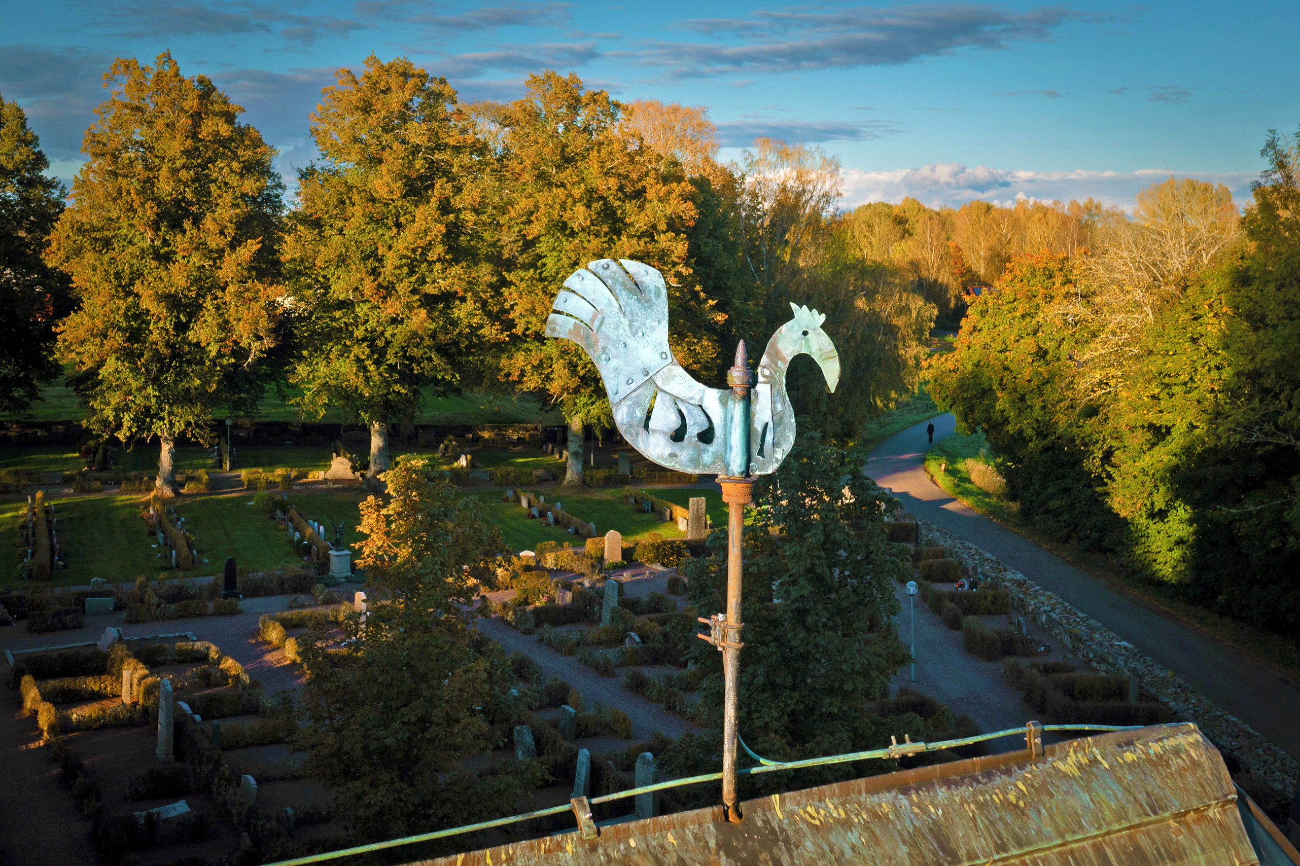 Bilden är tagen uppifrån toppen av kyrkan med kyrktuppen i fokus.