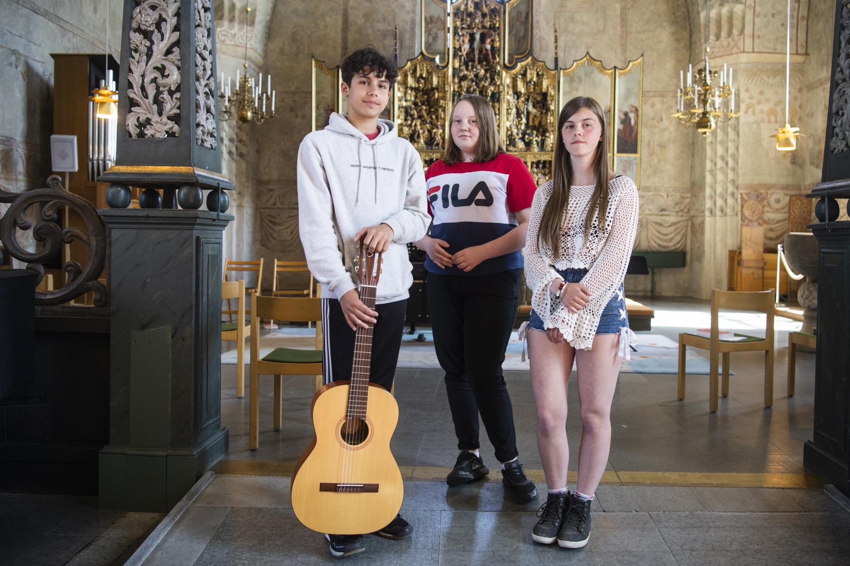 Kyrkstadskonfirmanderna Gustav, Elin och Smilla i Nederluleå kyrka