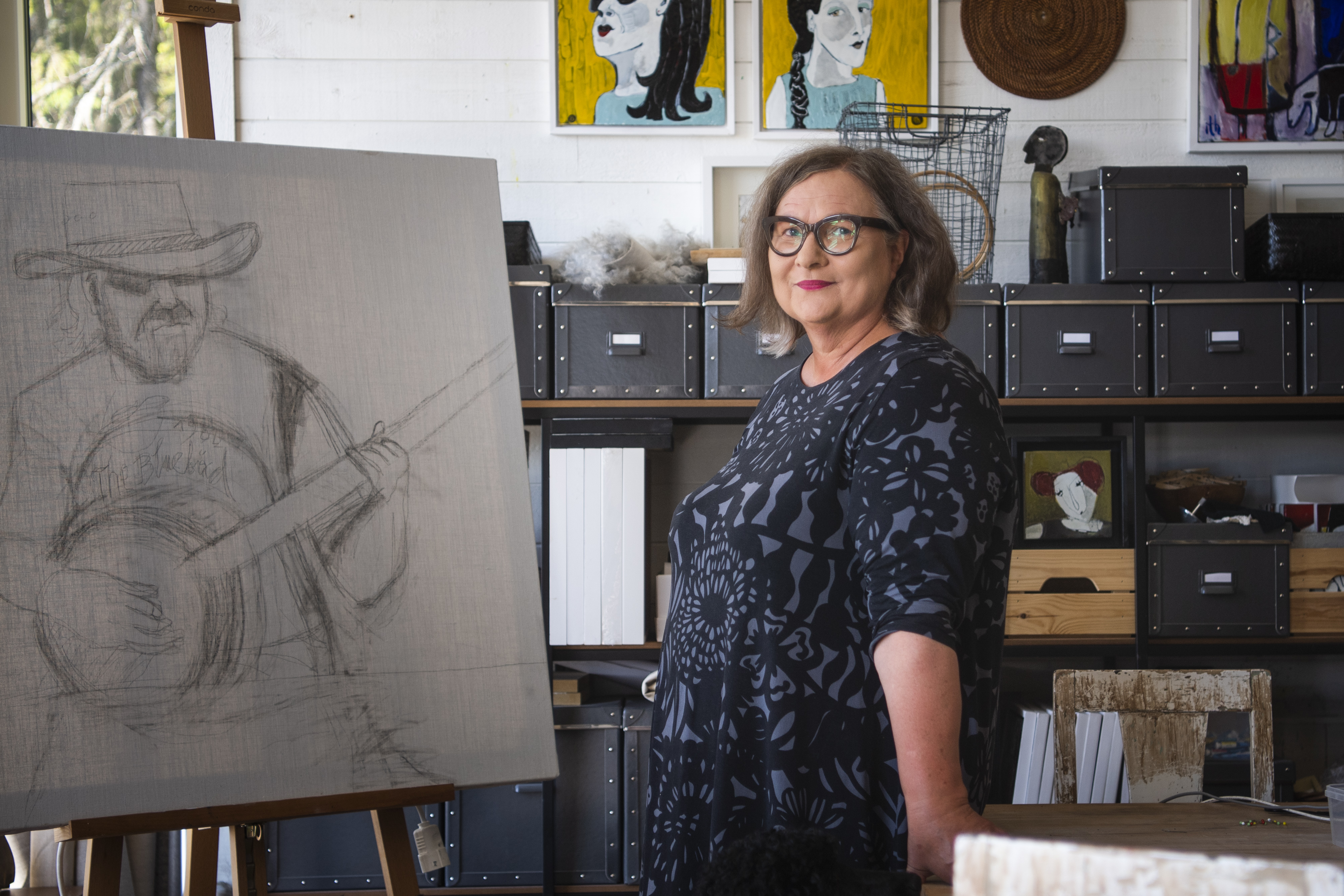 Konstnären Inger Thurfjell i sin ateljé.