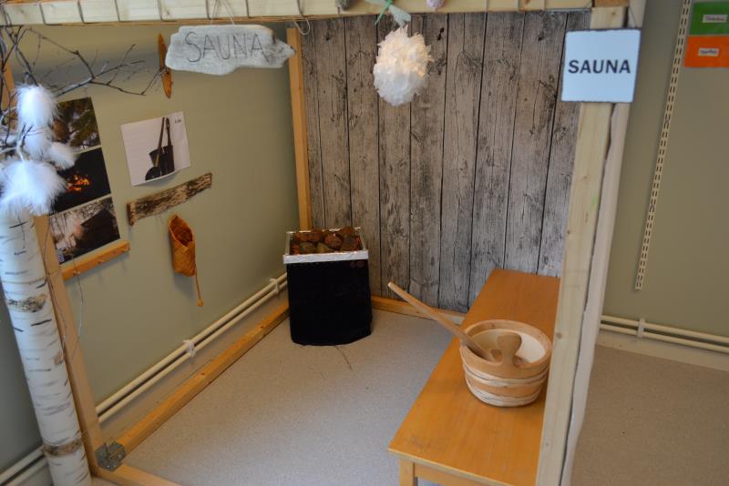 Bastuaggregat, lav, skopa och stäva i lekbastun (sauna) på förskolan. 