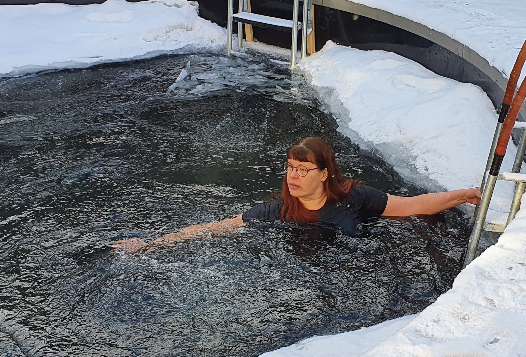 Anna Grenholm tar ett dopp i kallbadet på Arctic Bath i Harads.