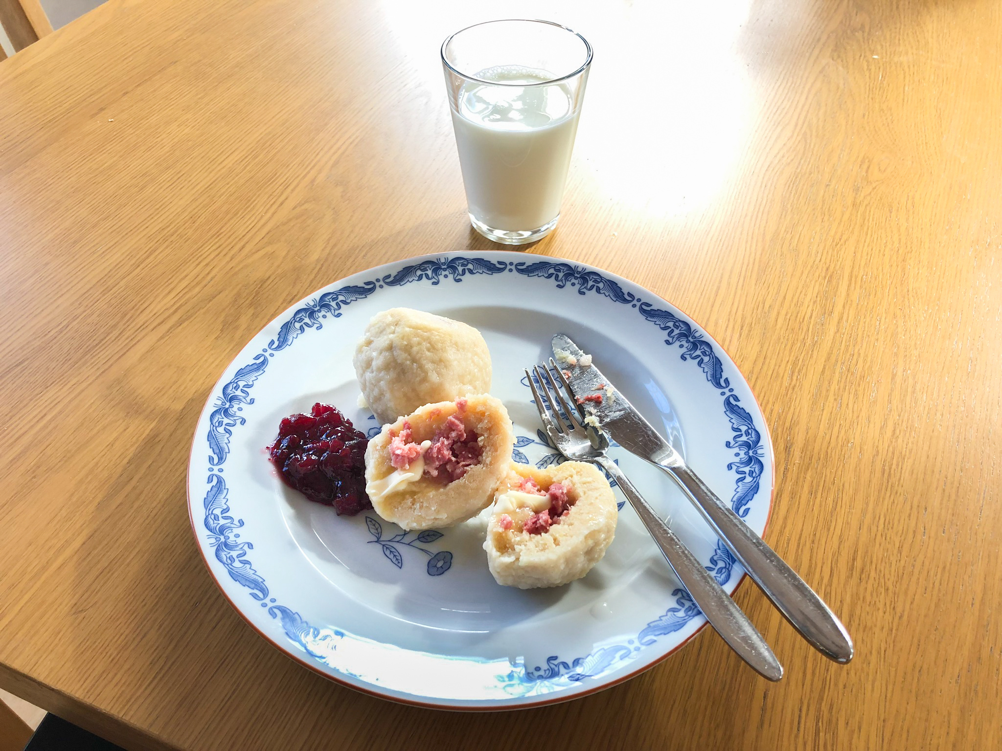 En tallrik med palt, smör och lingonsylt. 