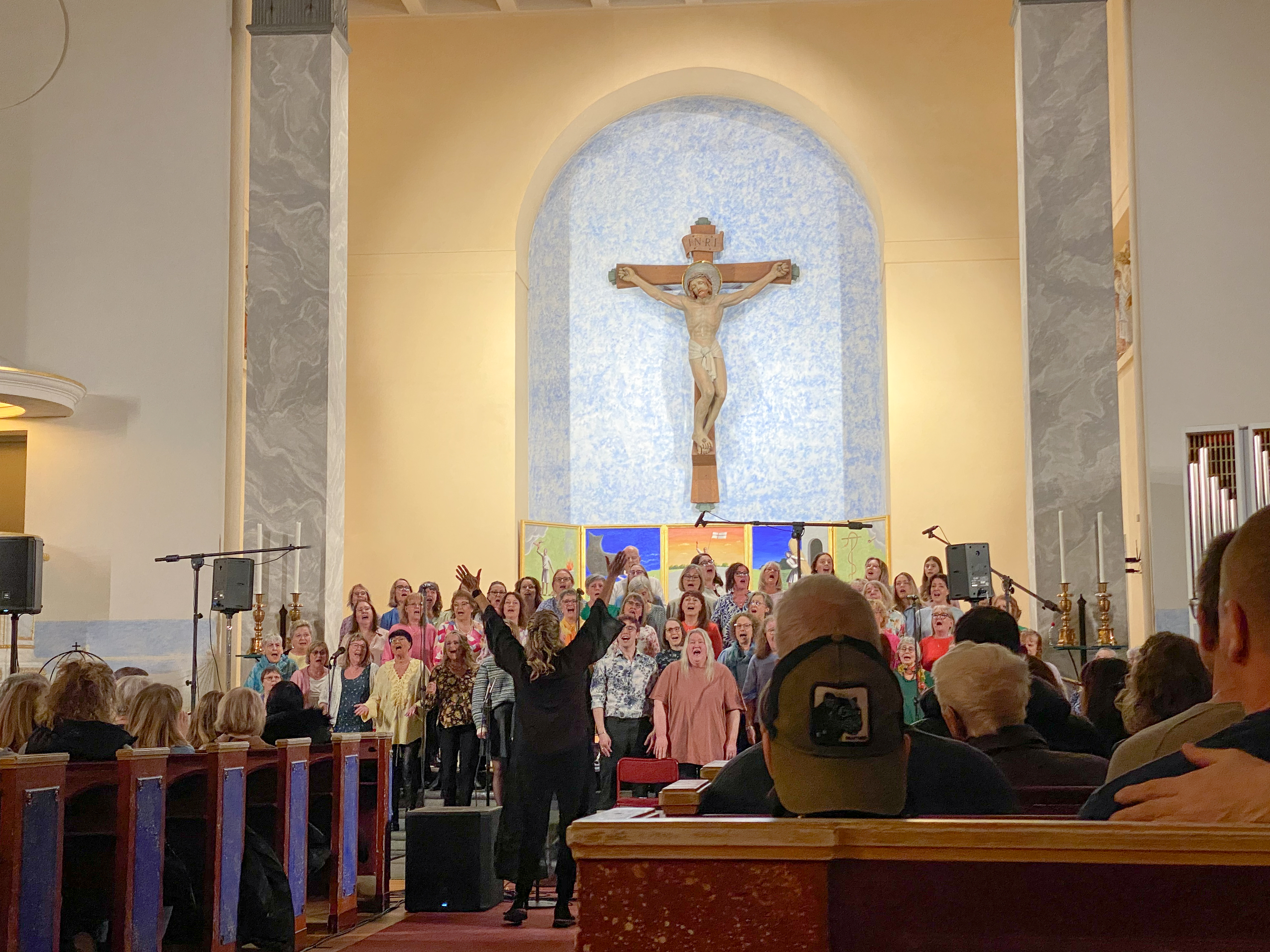 Sjungande gospelkör i Överluleå kyrka