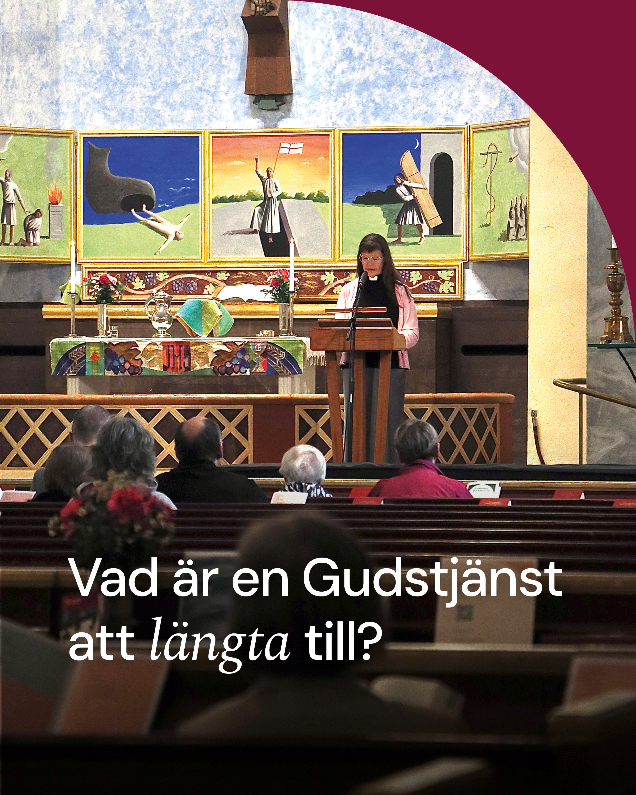 Person står vid en talarstol längst fram i en kyrka och läser inför en samlad församling. Altaret och en färgstark altartavla syns i bakgrunden. I bilden finns även texten: ”Vad är en Gudstjänst att längta till?”