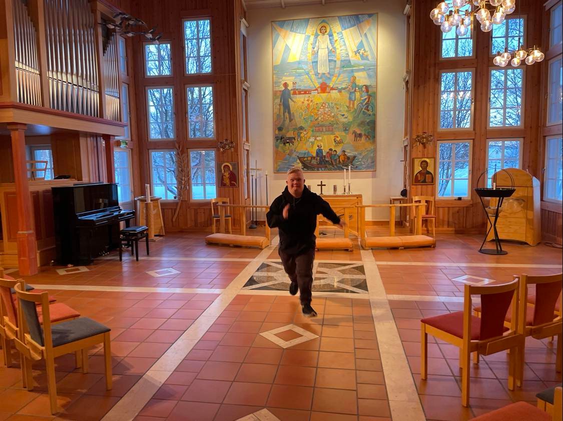 Tomas springer i Mariakyrkans kyrksal våren 2023