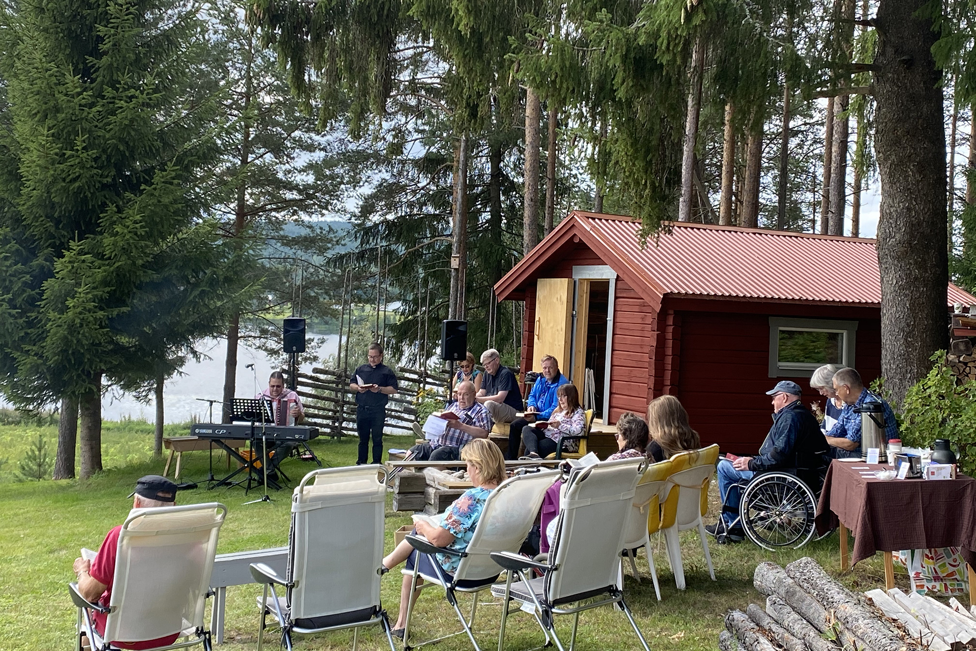 Gudstjänst på den vackra gårdsplatsen där det en gång i tiden stått en smedja.