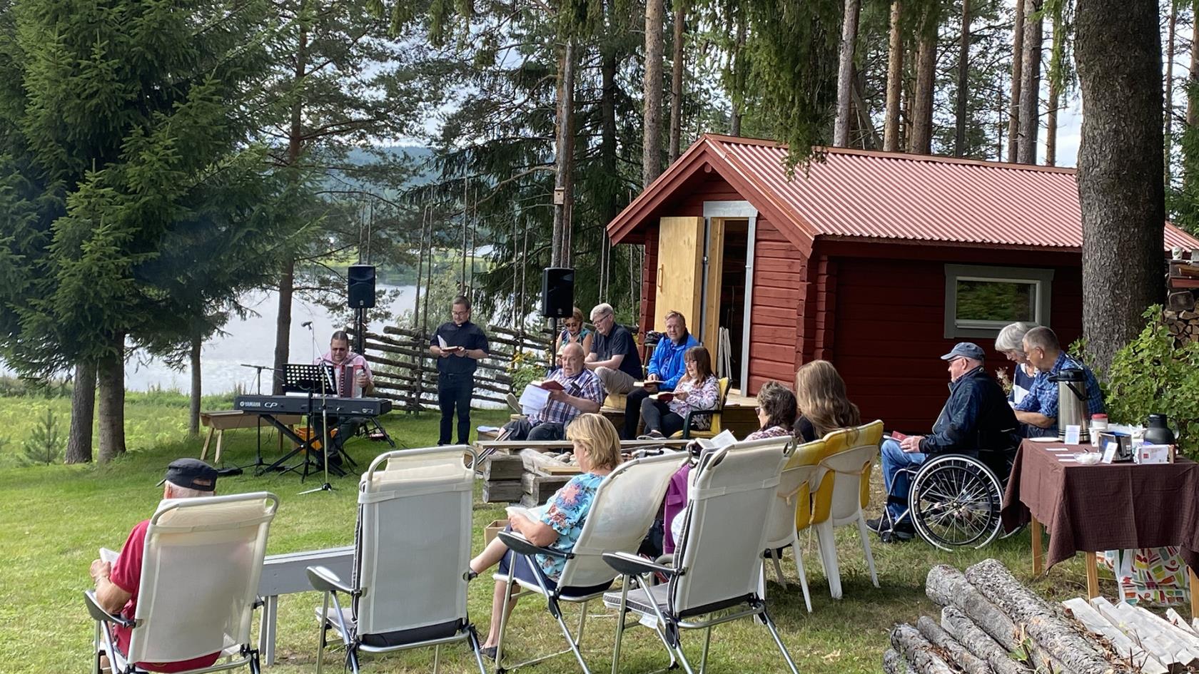 Gudstjänst på den vackra gårdsplatsen där det en gång i tiden stått en smedja.