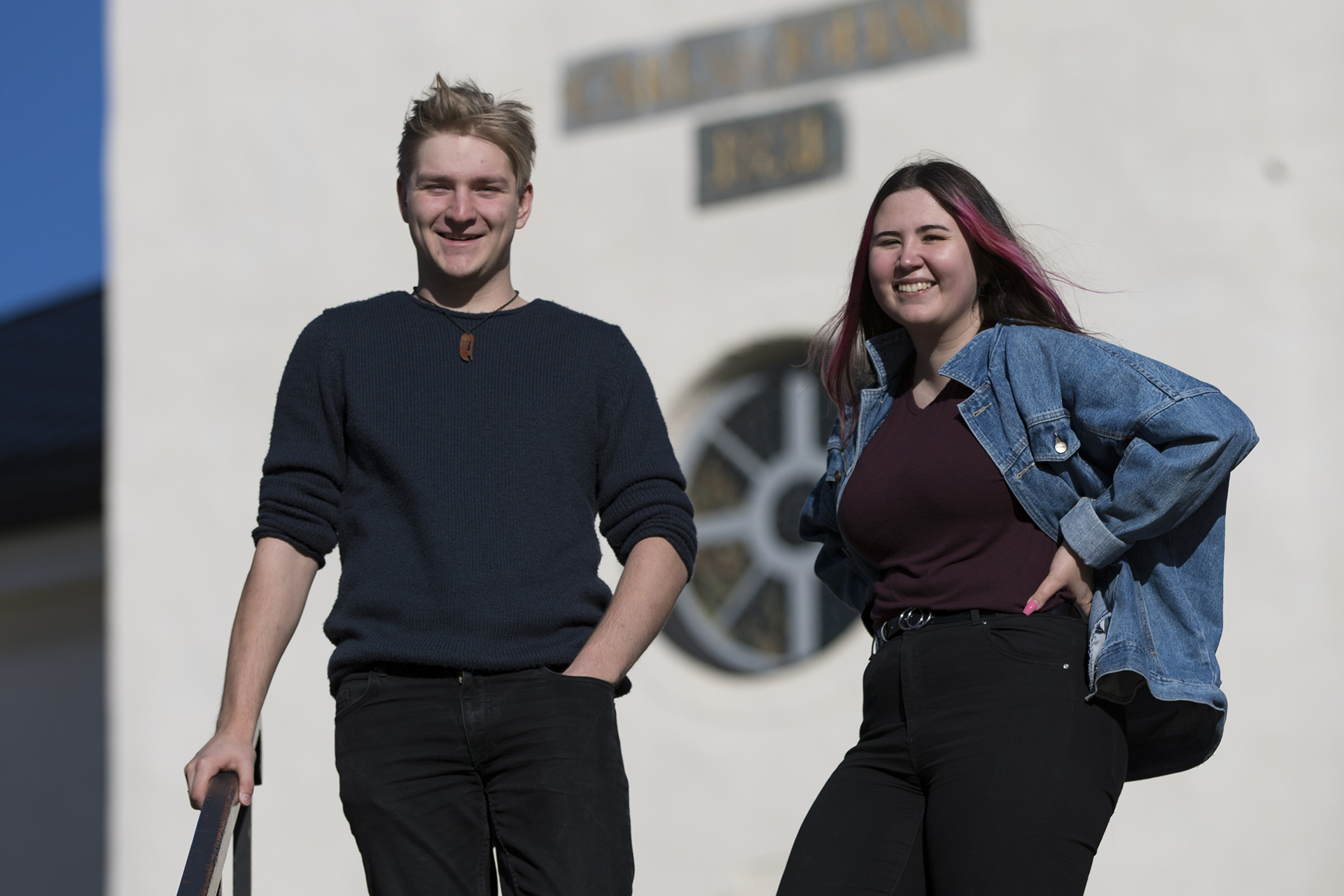 Manfred Mattson Stenman och Felicia Enberg framför Överluleå kyrka 2020