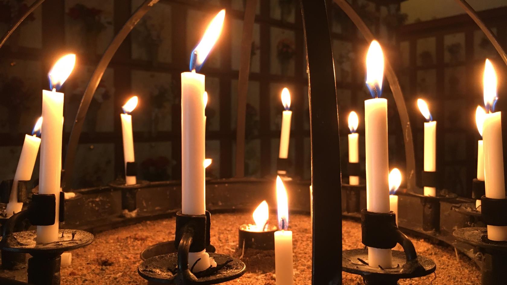 Ljus som brinner i ljusbäraren i columbariet i Överluleå kyrka.