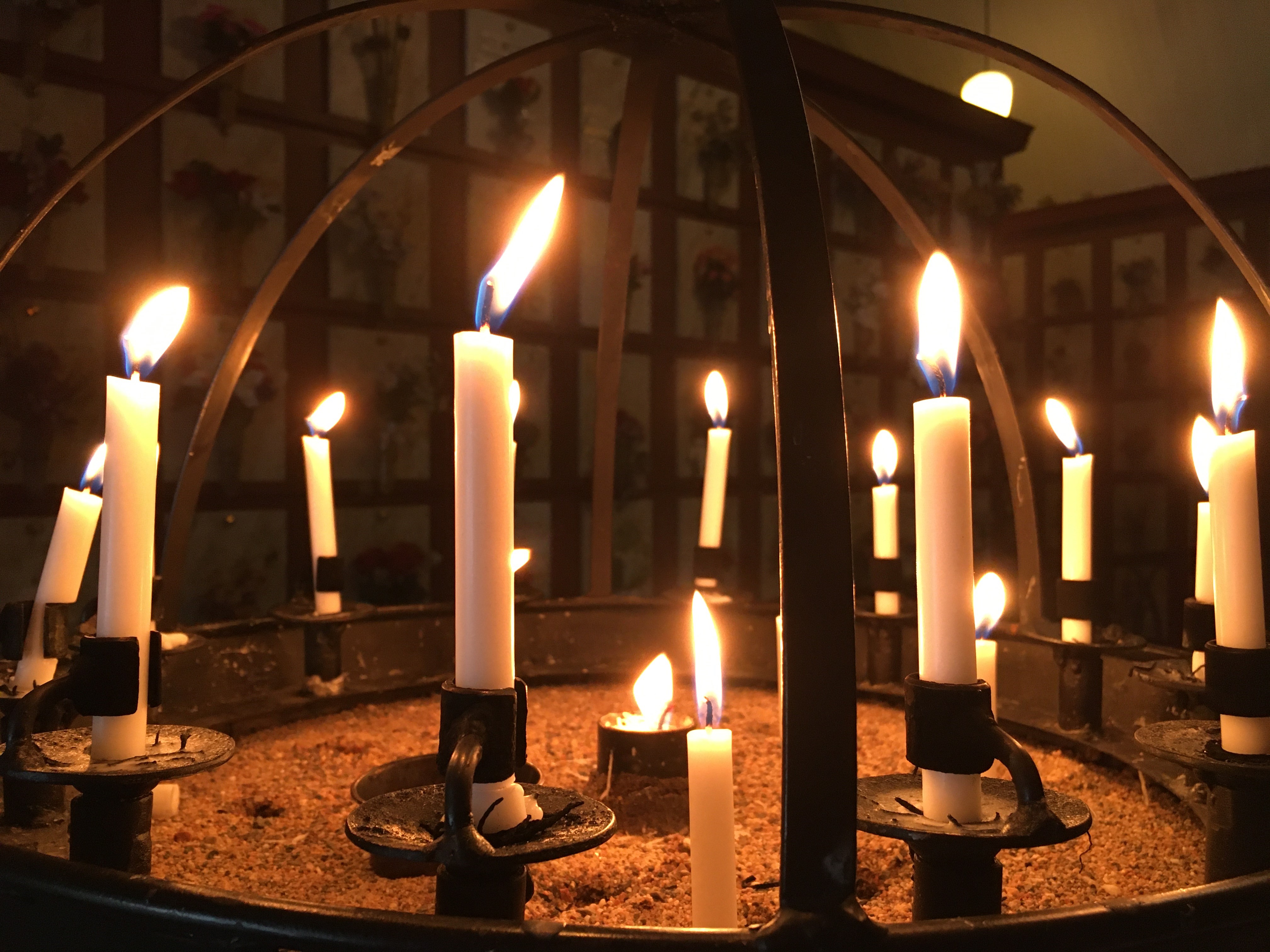 Ljus som brinner i ljusbäraren i columbariet i Överluleå kyrka.