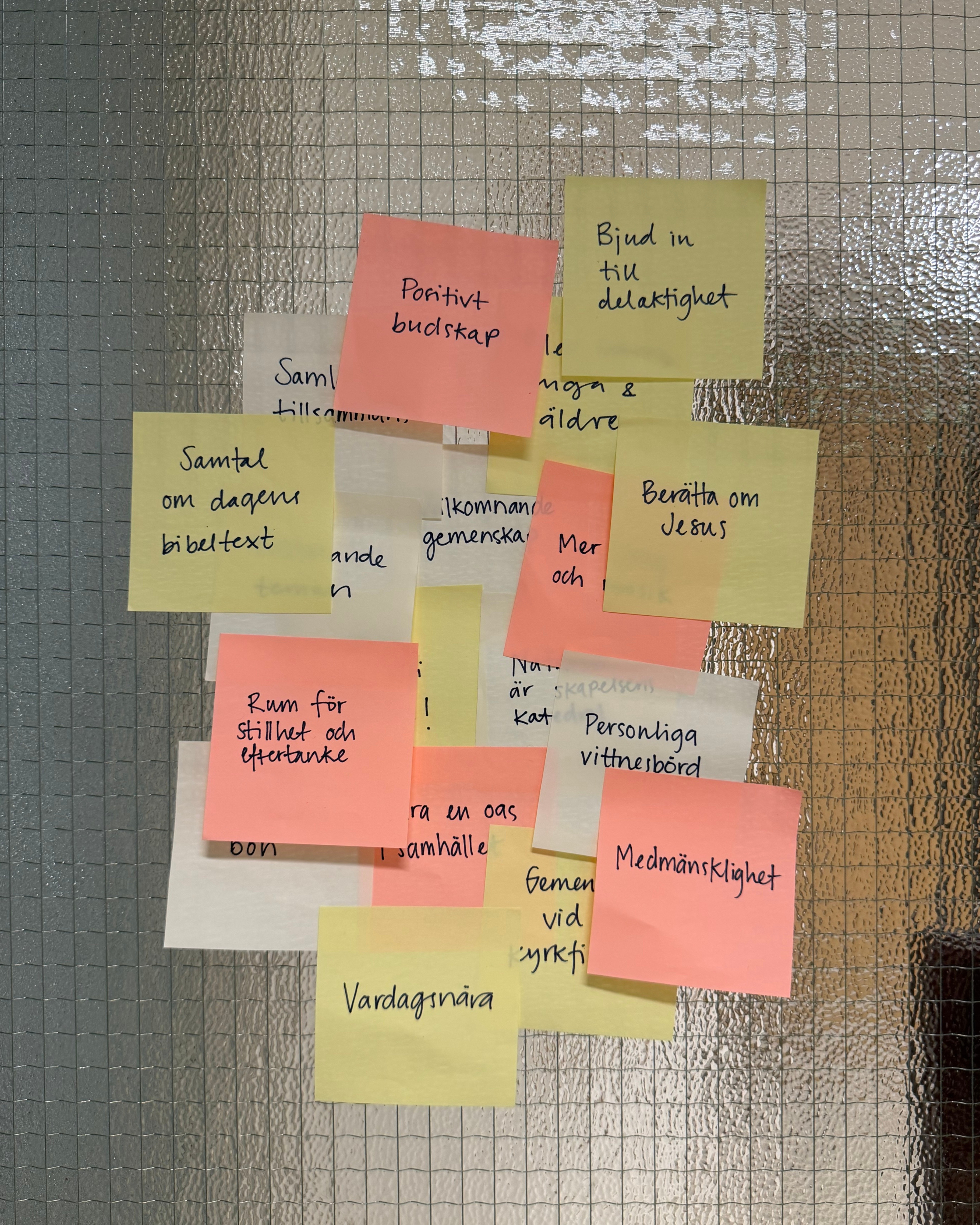 Ett frostat fönster med post-it lappar med budskap om hur man vill att en gudstjänst ska vara.