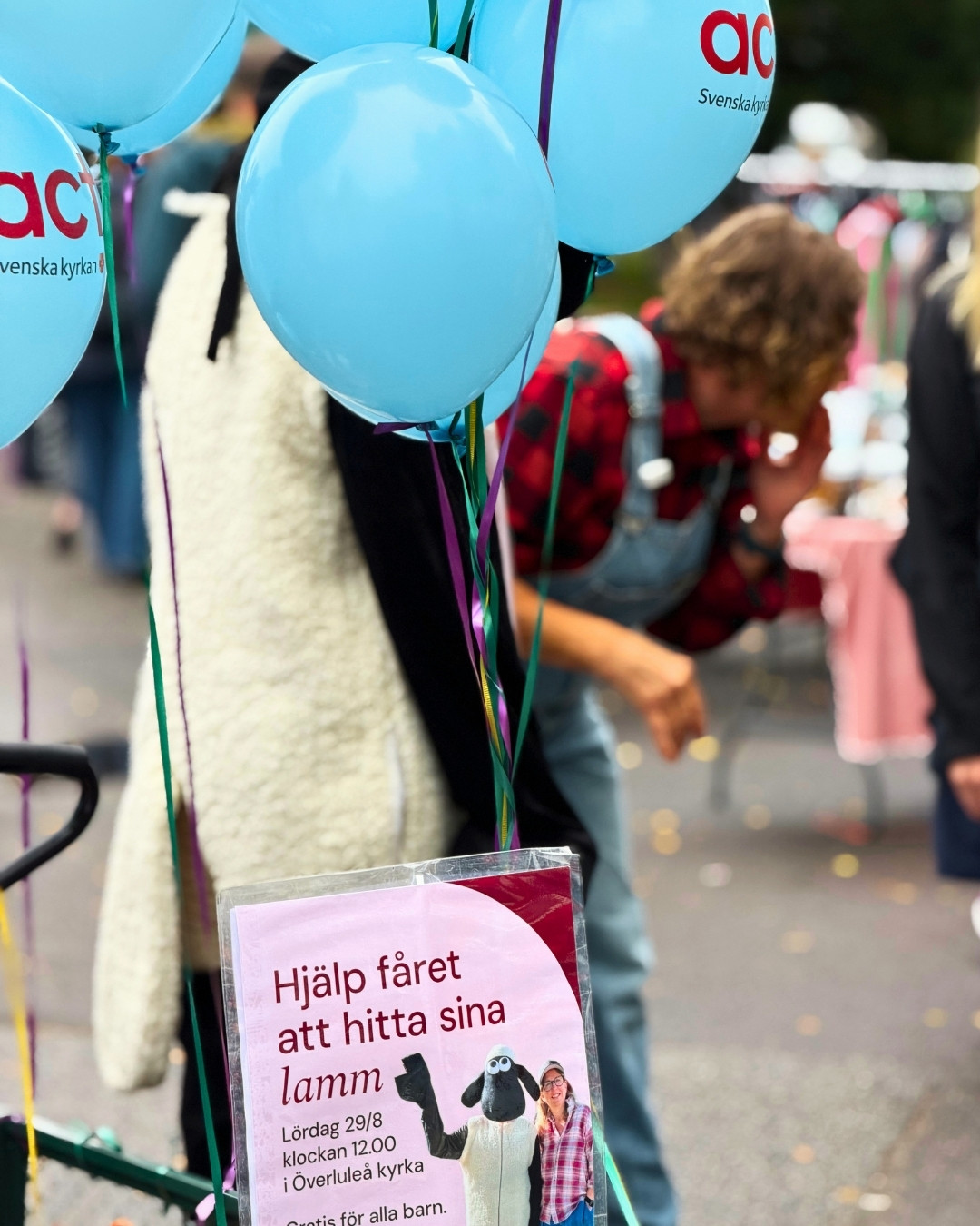 Två personer på bild. En är utklädd till ett får och den andra till en bonde. I förgrunden finns en skylt där det står hjälp fåret att hitta sina lamm.