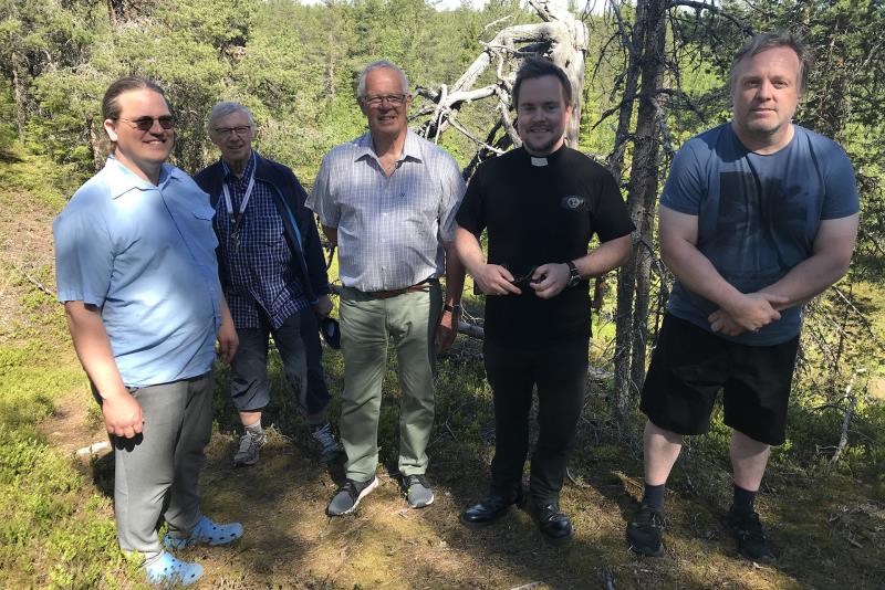 Niklas, Holger, Geyton, Tommy och Robert samlade på åsen som formats av inlandsisen för ca 9000 år sedan. 