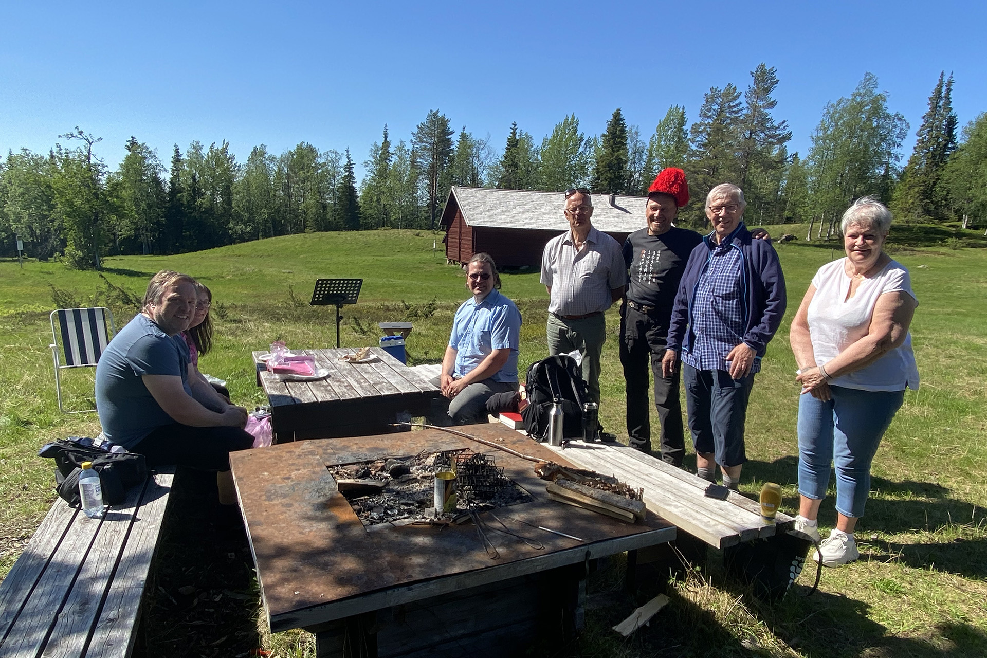 En härlig dag på tunet över Rikti-Dokkas med ladugården i bakgrunden. 