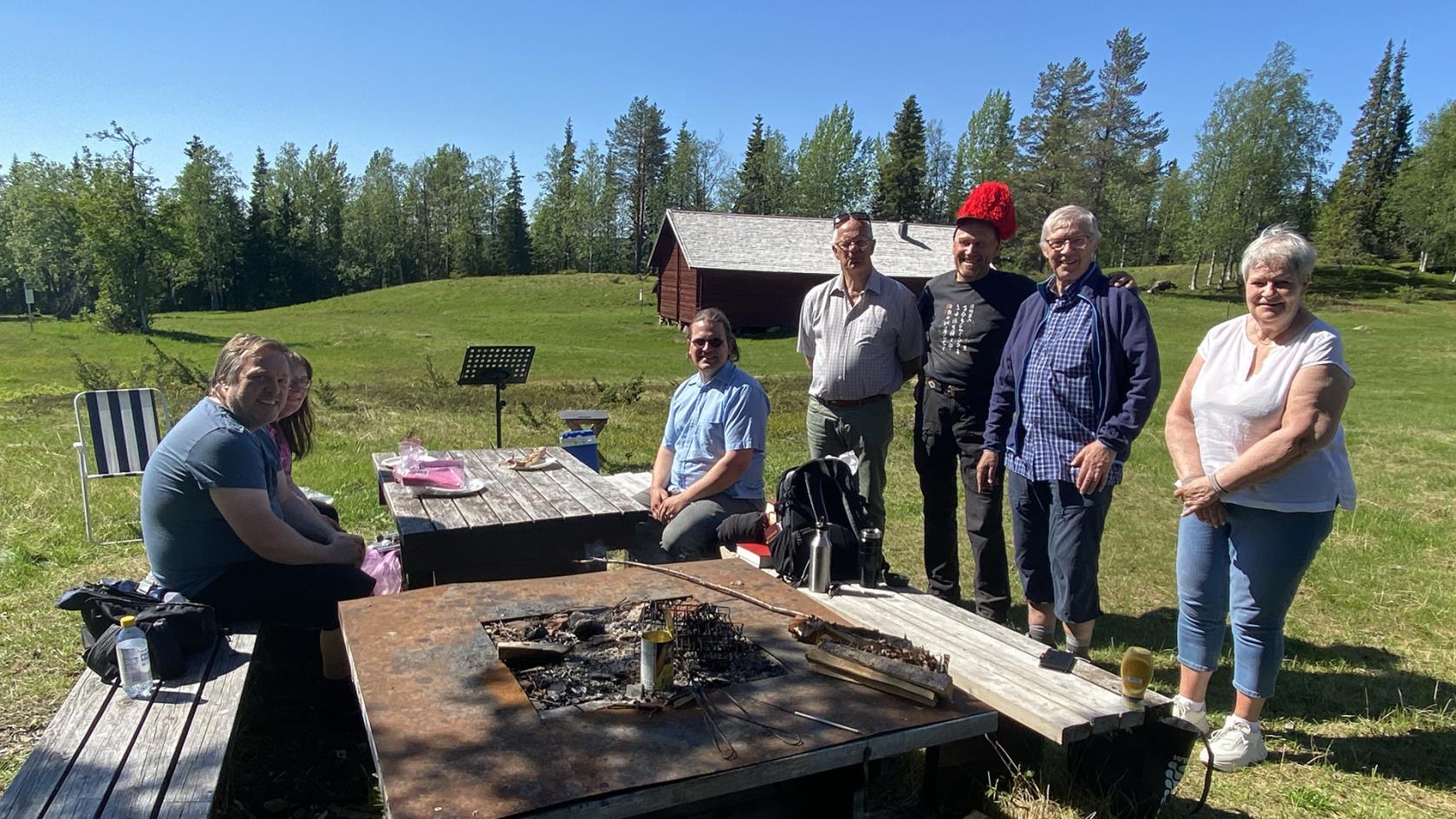 En härlig dag på tunet över Rikti-Dokkas med ladugården i bakgrunden. 