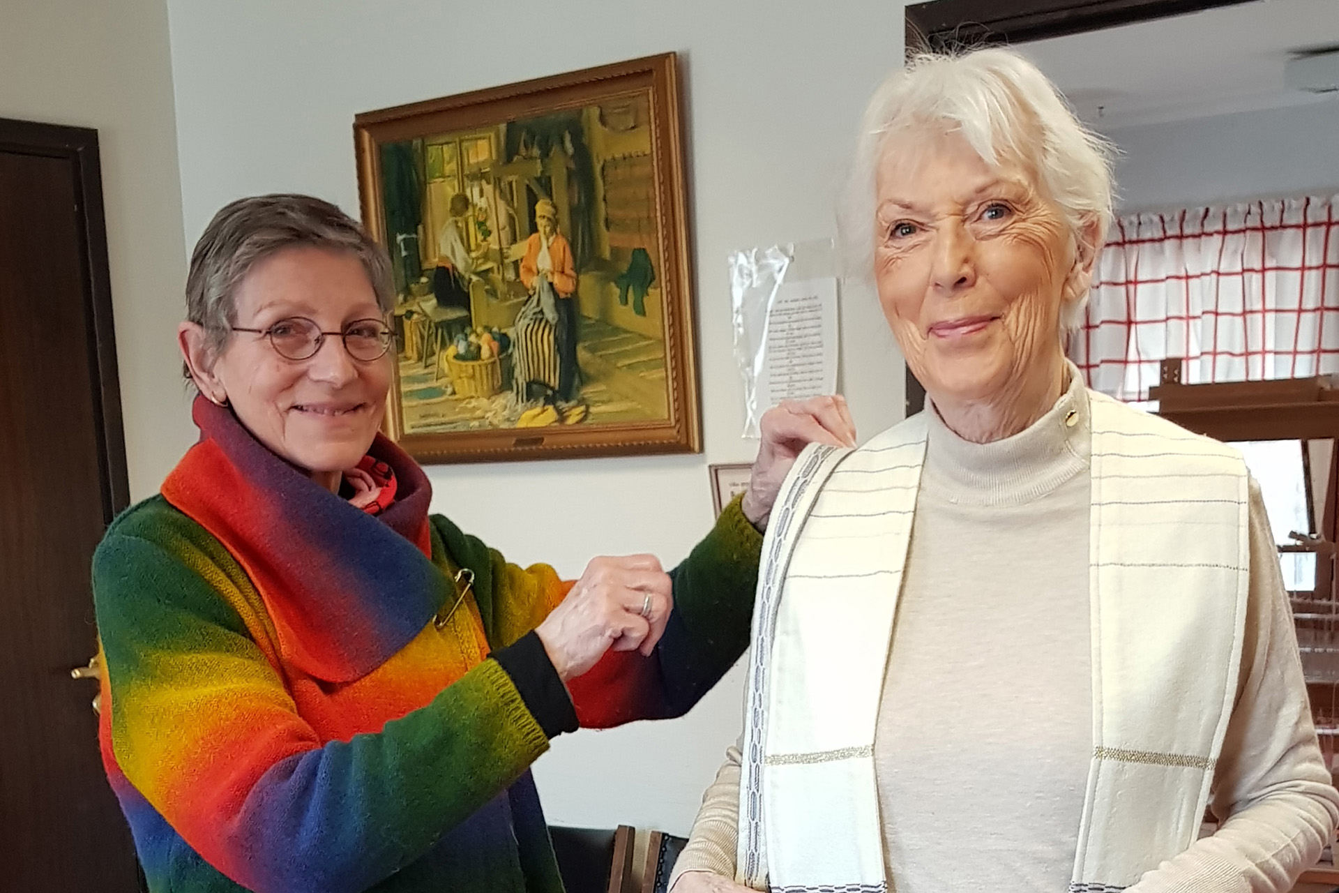 Ann Bark Lindgren tog sig an uppdraget att under ett års tid väva en stola med vävkompisen Maya Brünners hjälp. 