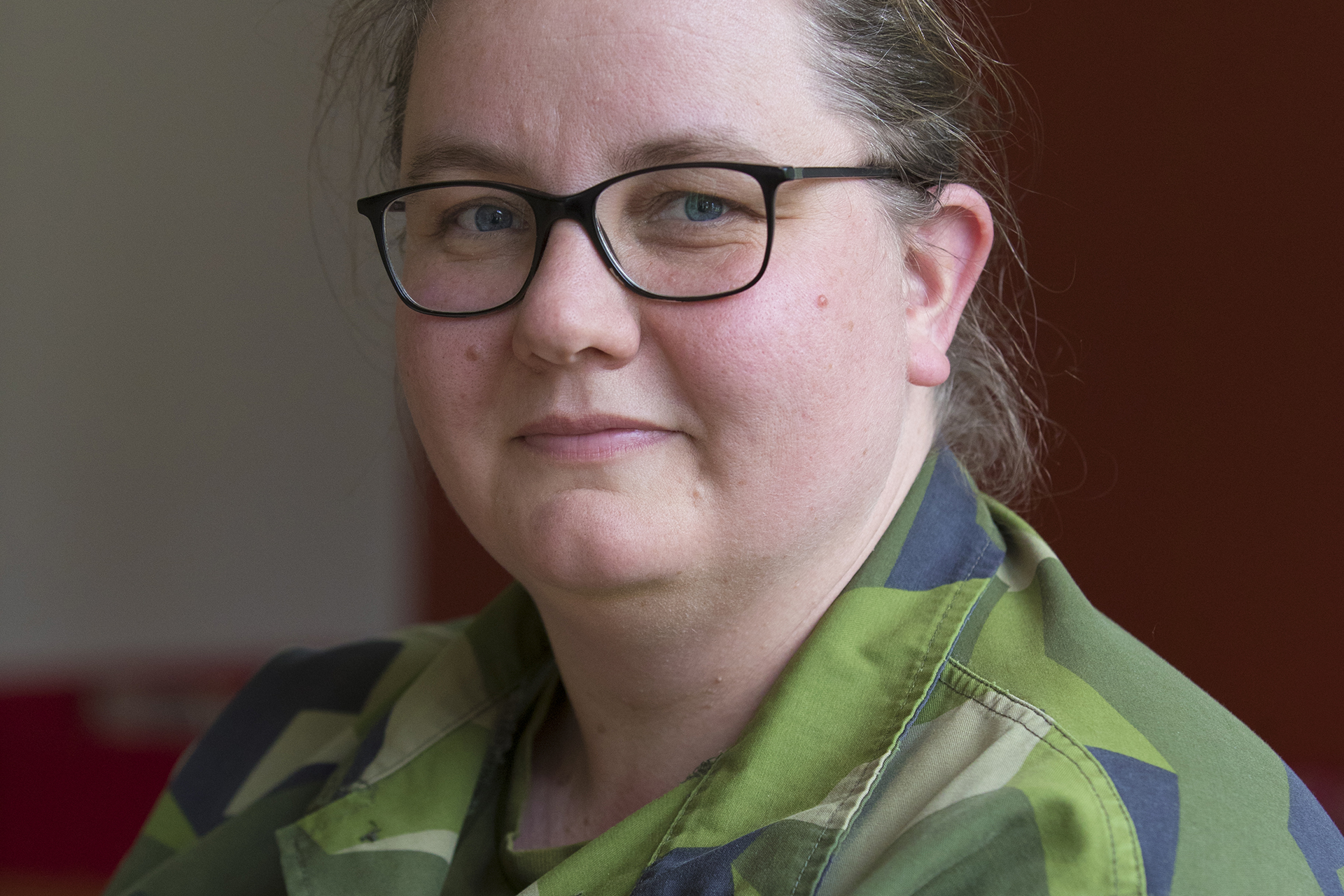 Närbild på Emma Backlund i militäruniform. 