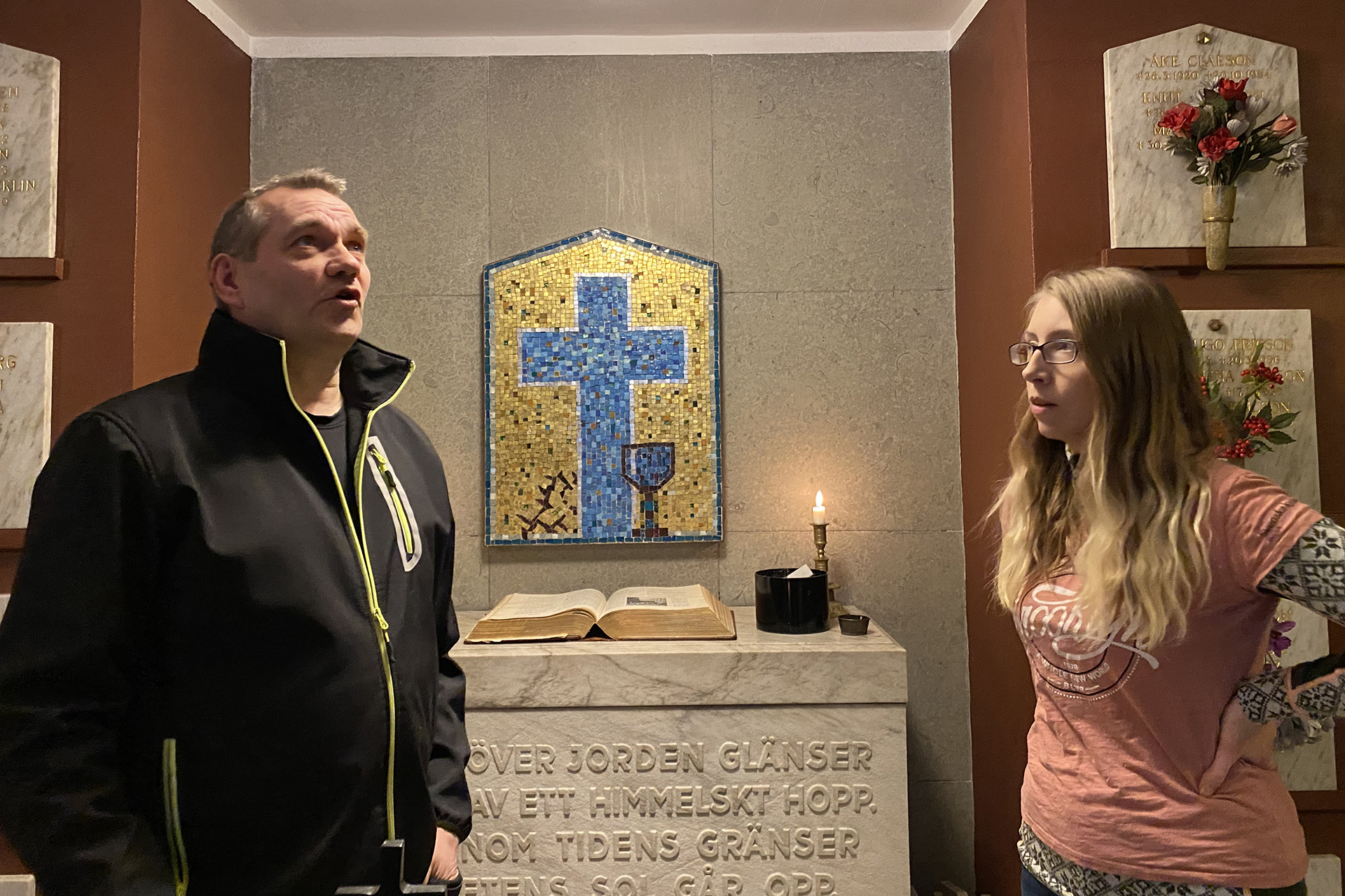 Kyrkogårdsvaktmästare Ingvar Öberg och kyrkvaktmästare Desirée Lindström vill understryka att en gravsättning i columbariet är definitiv. 