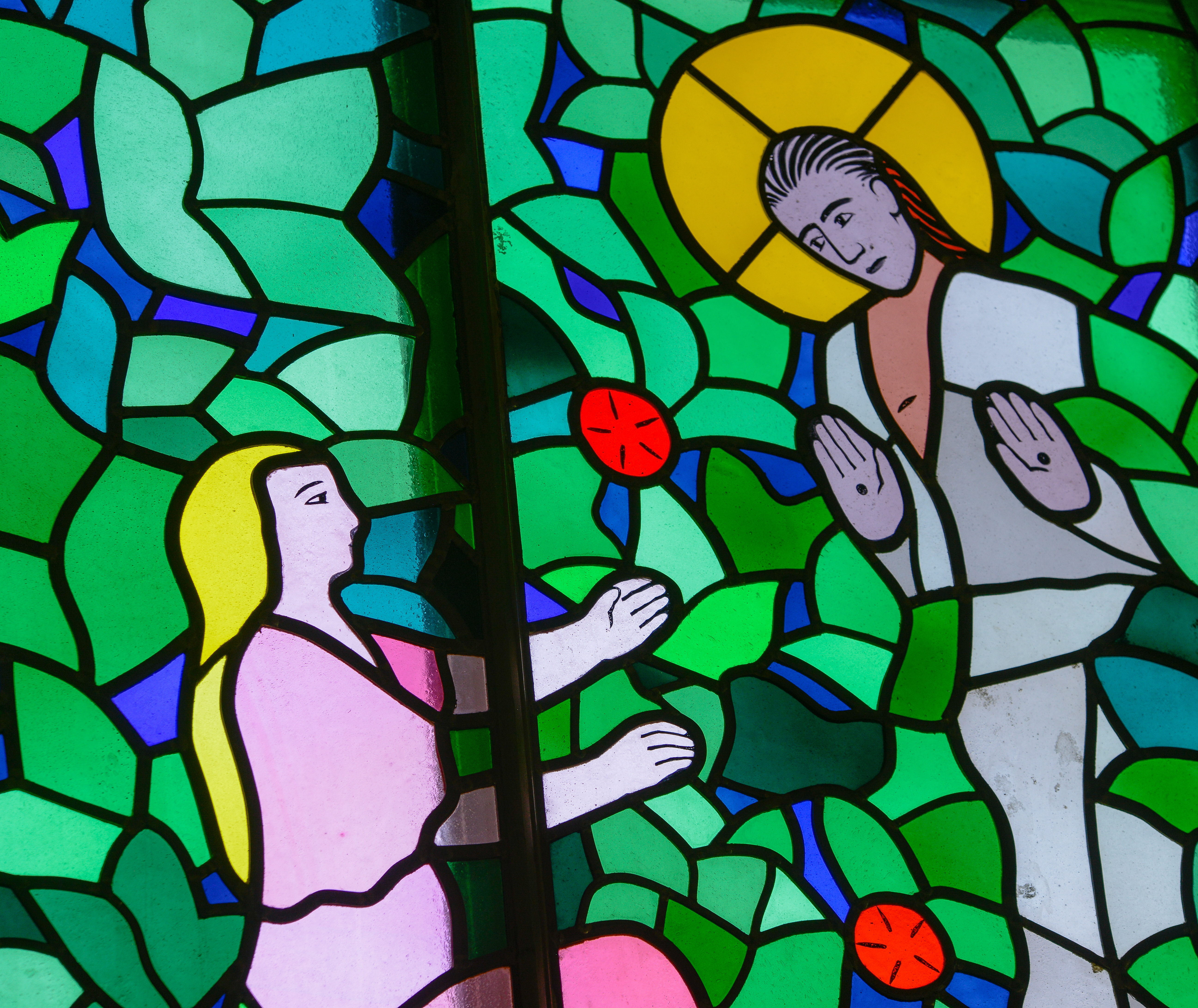 Altarfönstret i Backens kyrka. Jesus visar sig för Maria.