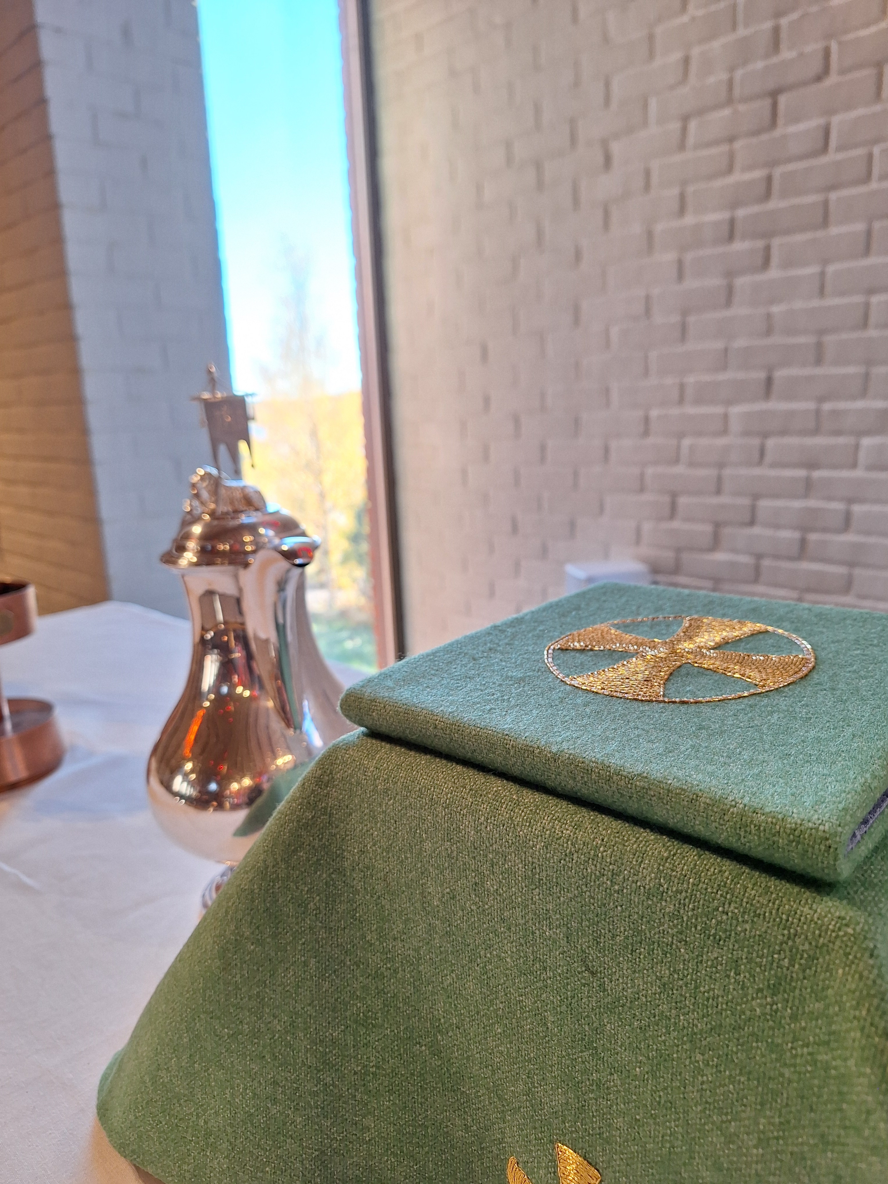 Altaret i Tavelsjö kyrka dukat för mässa i trefaldighetstiden