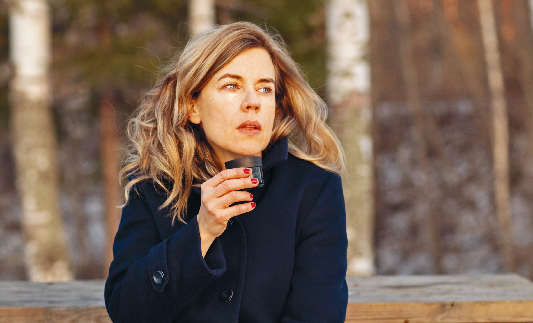 Annika Norlin i svart kappa. 